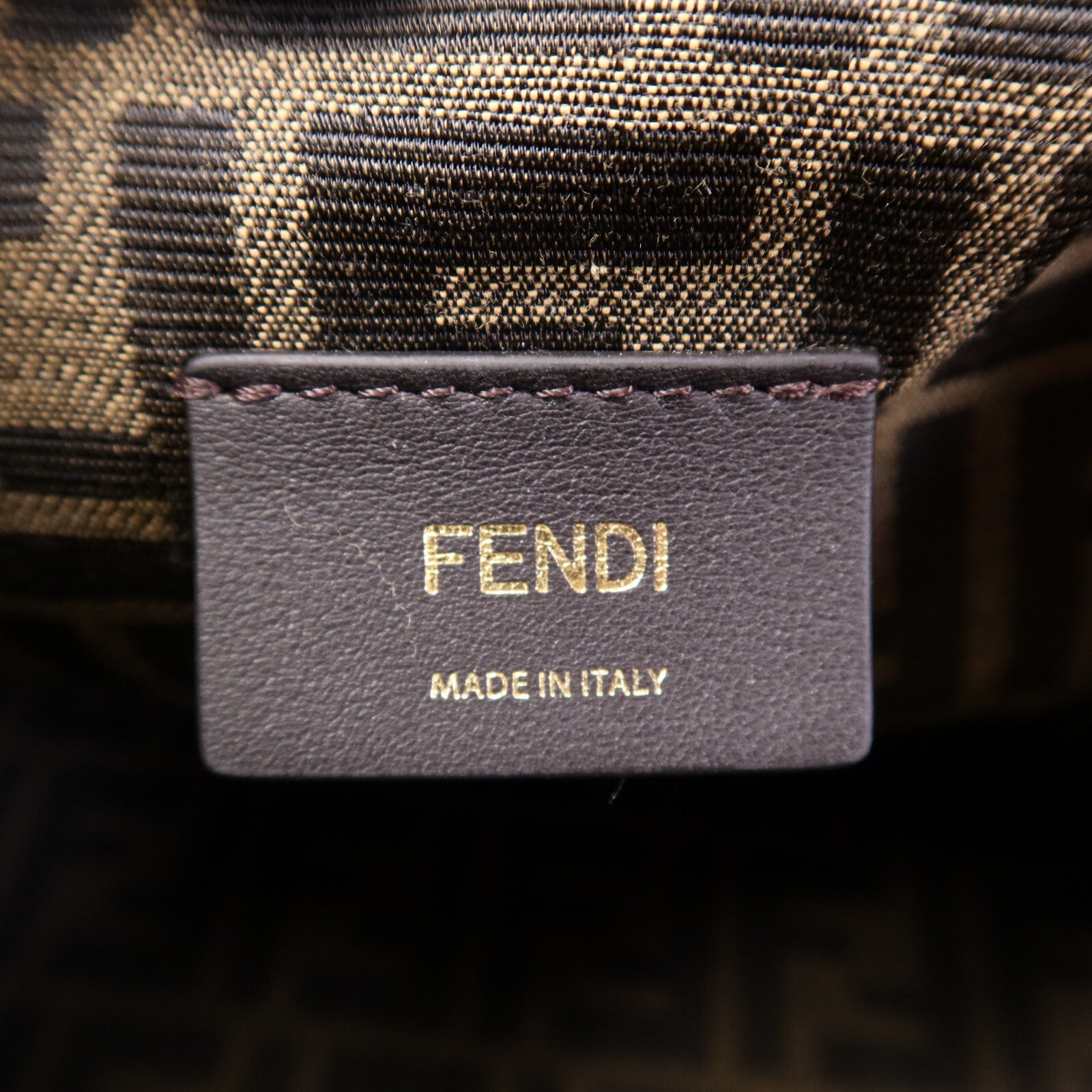 FENDI 牛皮皮革First Medium金扣肩背袋