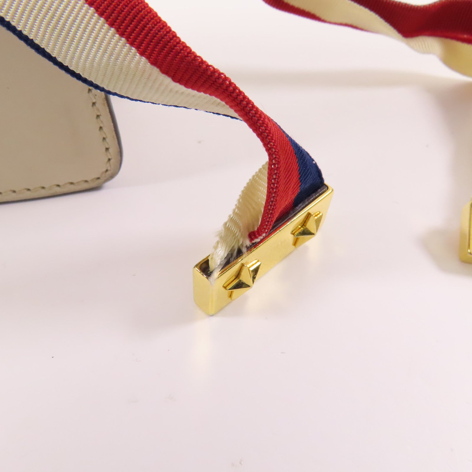GUCCI 牛皮皮革Sylvie金扣肩背袋