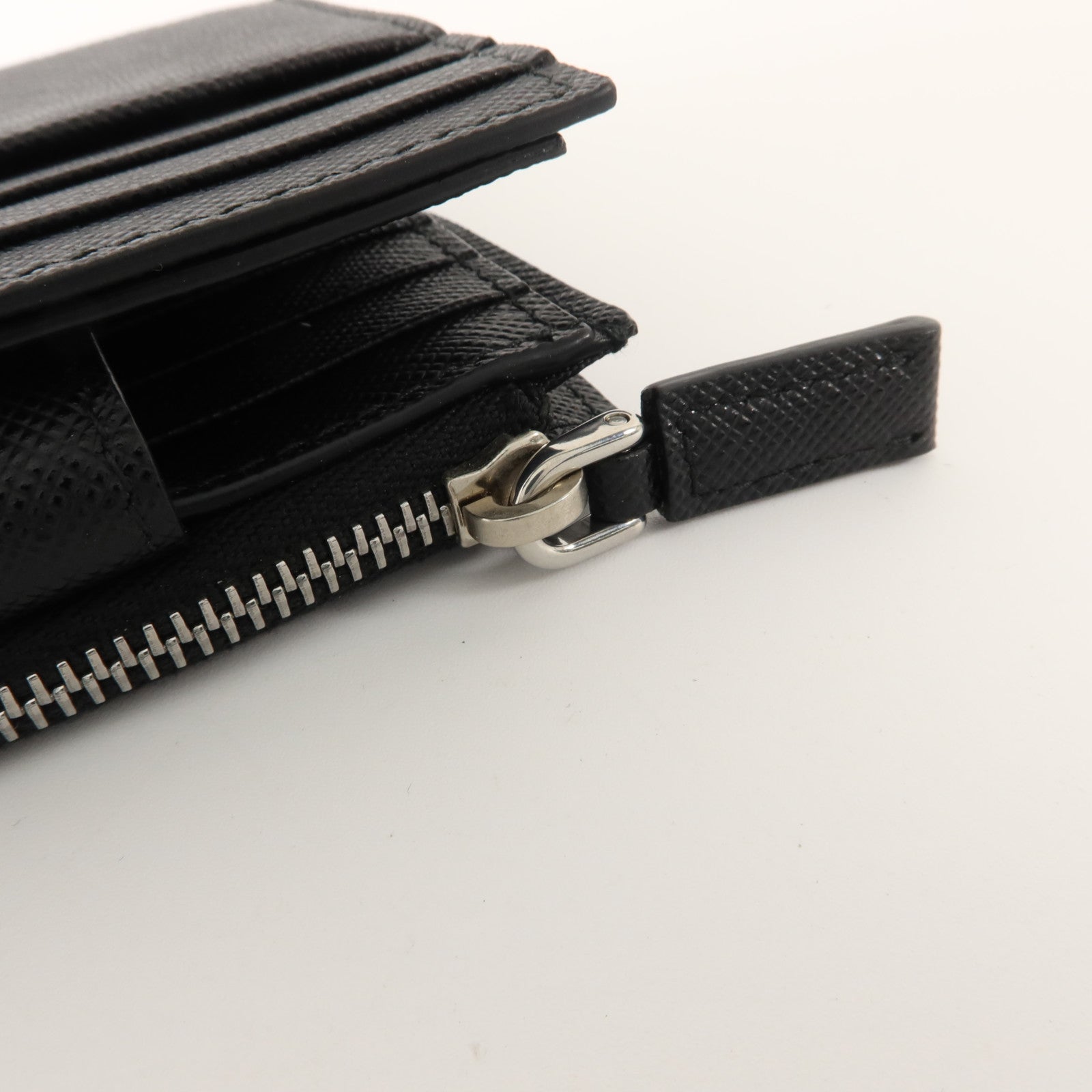 PRADA Saffiano皮革Bifold Wallet銀扣錢包