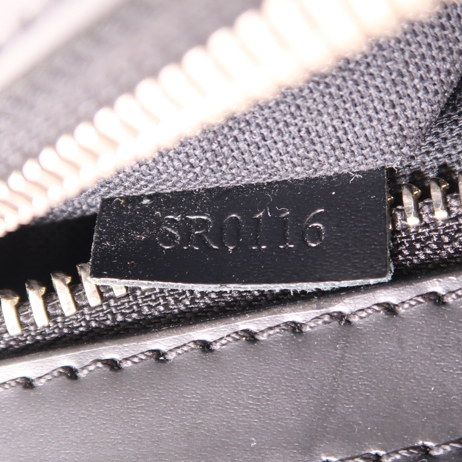 LOUIS VUITTON Damier Graphite Mick MM銀扣肩背袋