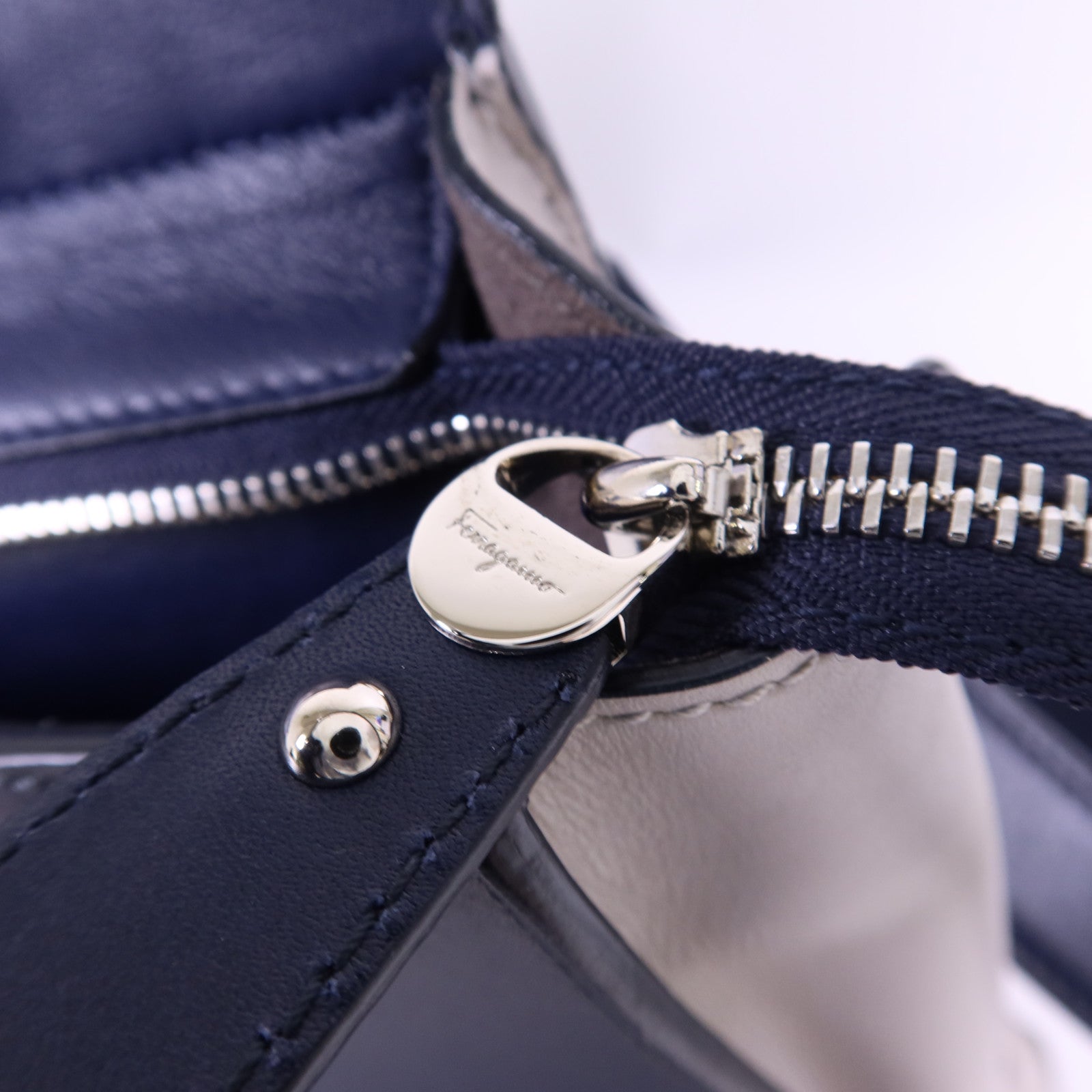 Salvatore Ferragamo 牛皮皮革2 Way Shoulder Bag銀扣手挽肩背兩用袋