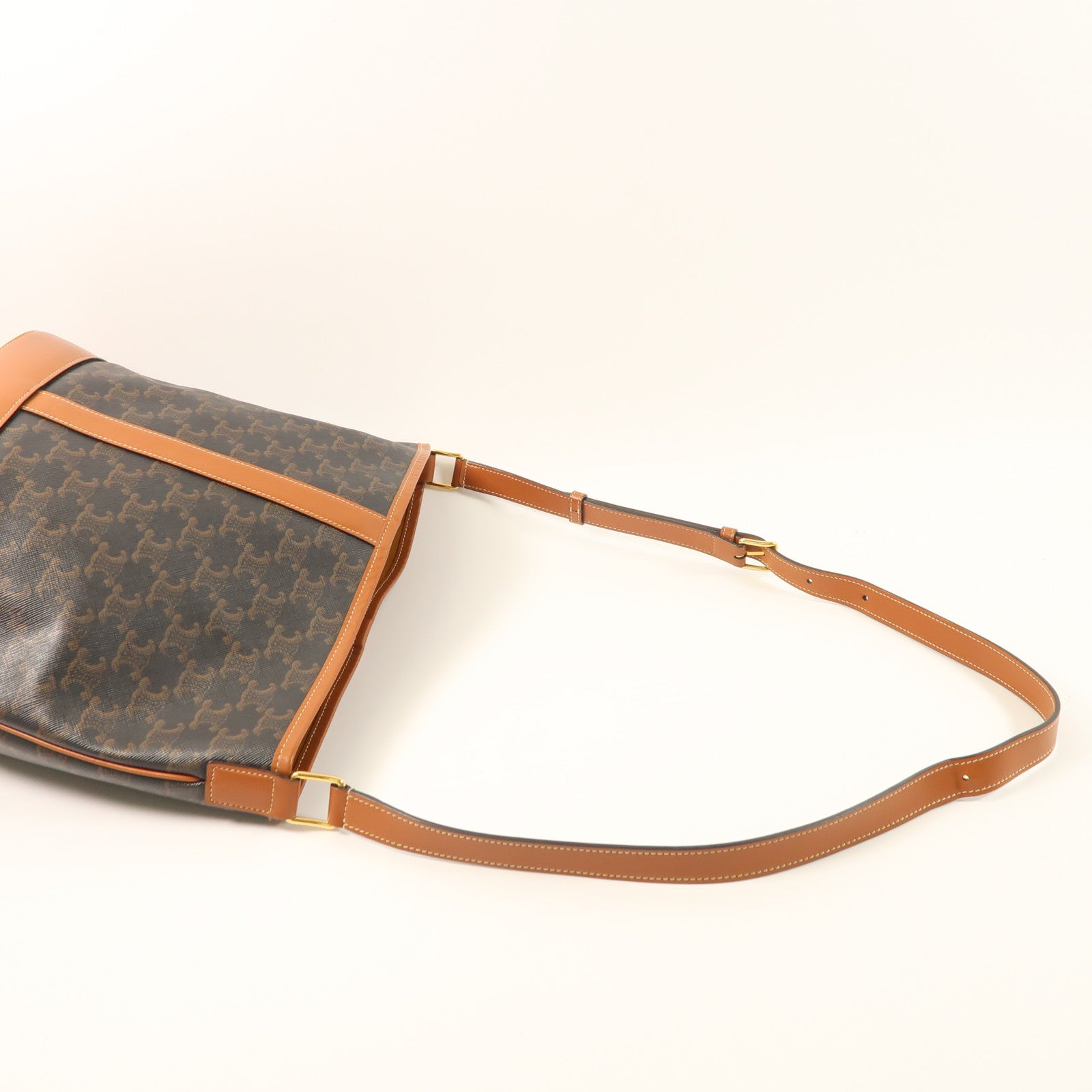 CELINE 塗層帆布Medium Bucket In Triomphe金扣肩背袋