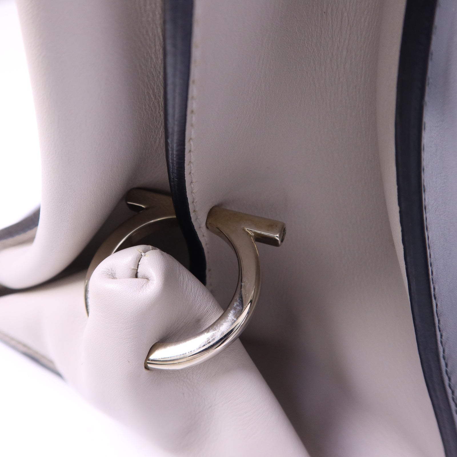 Salvatore Ferragamo 牛皮皮革2 Way Shoulder Bag銀扣手挽肩背兩用袋