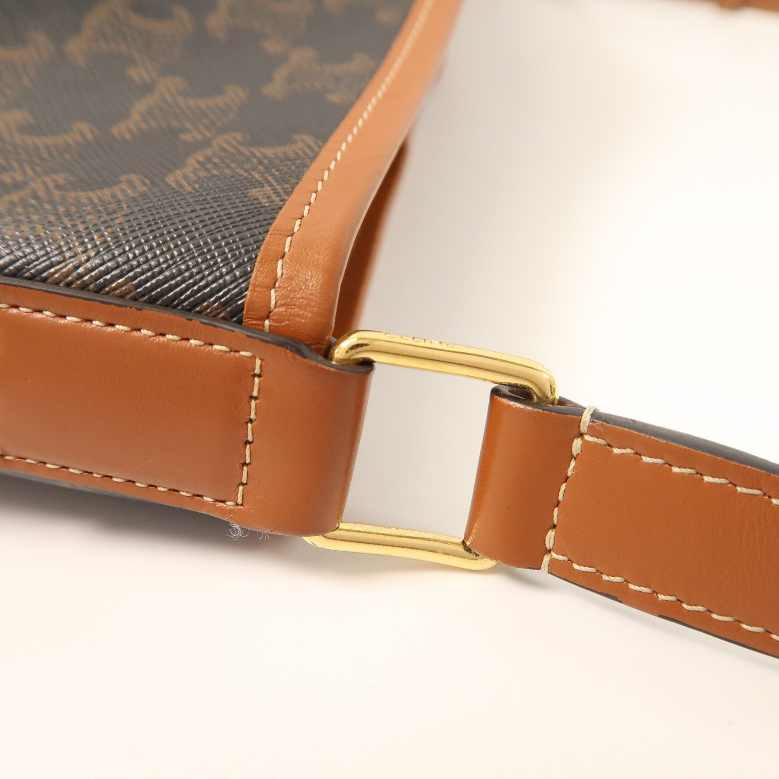 CELINE 塗層帆布Medium Bucket In Triomphe金扣肩背袋