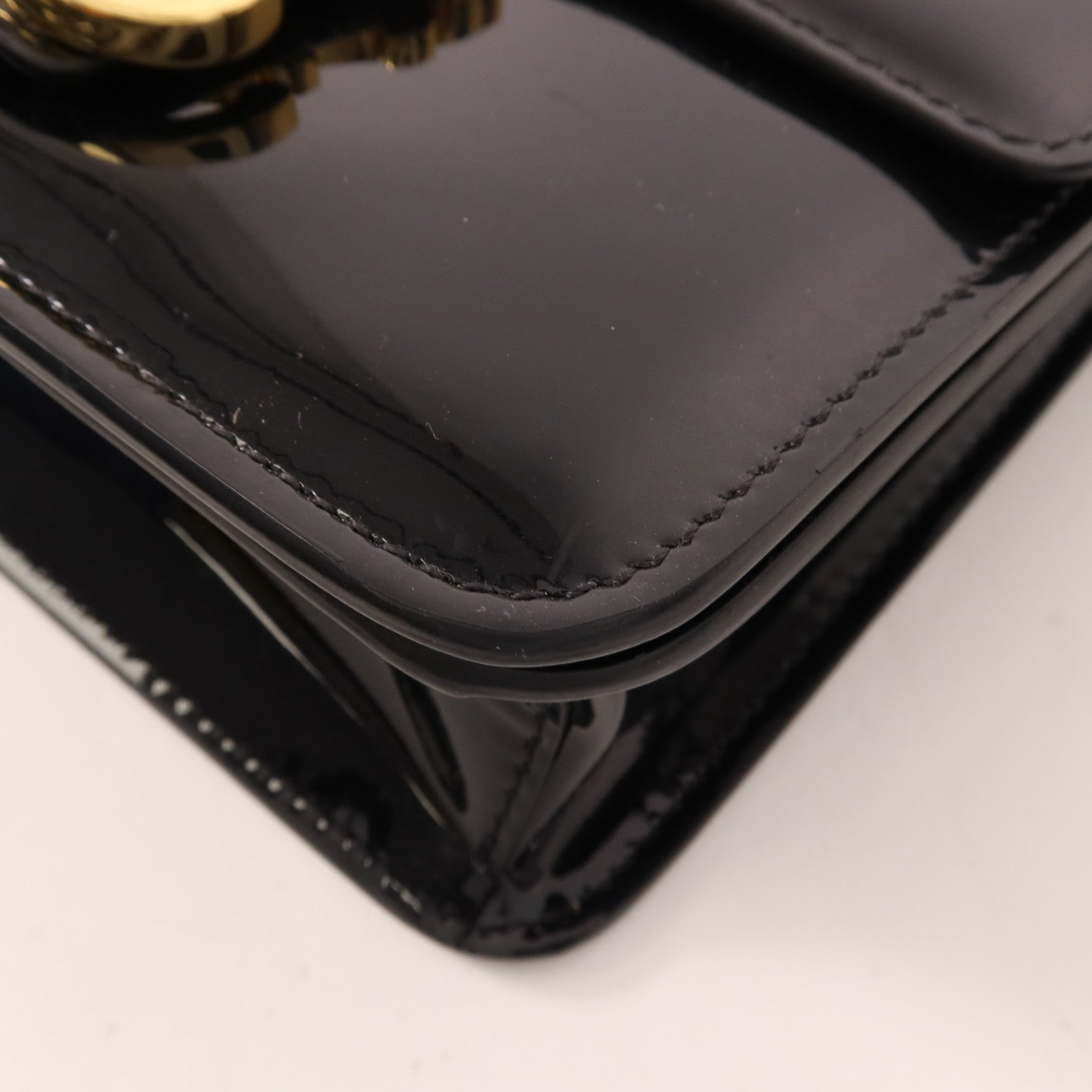 FENDI 漆皮皮革Calligraphy金扣肩背袋