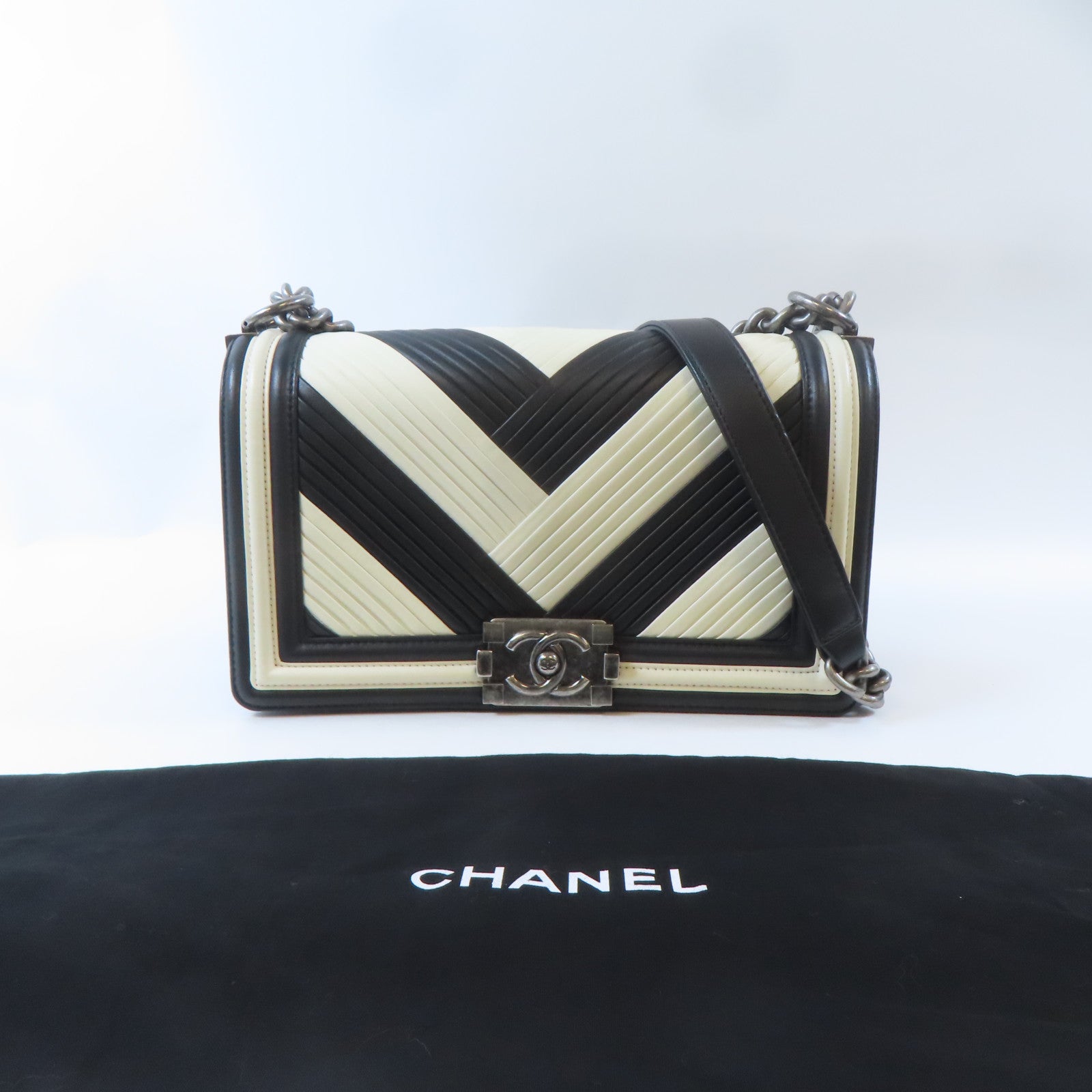 CHANEL 牛皮皮革Boy 25銀扣鏈帶肩背袋黑色/白色