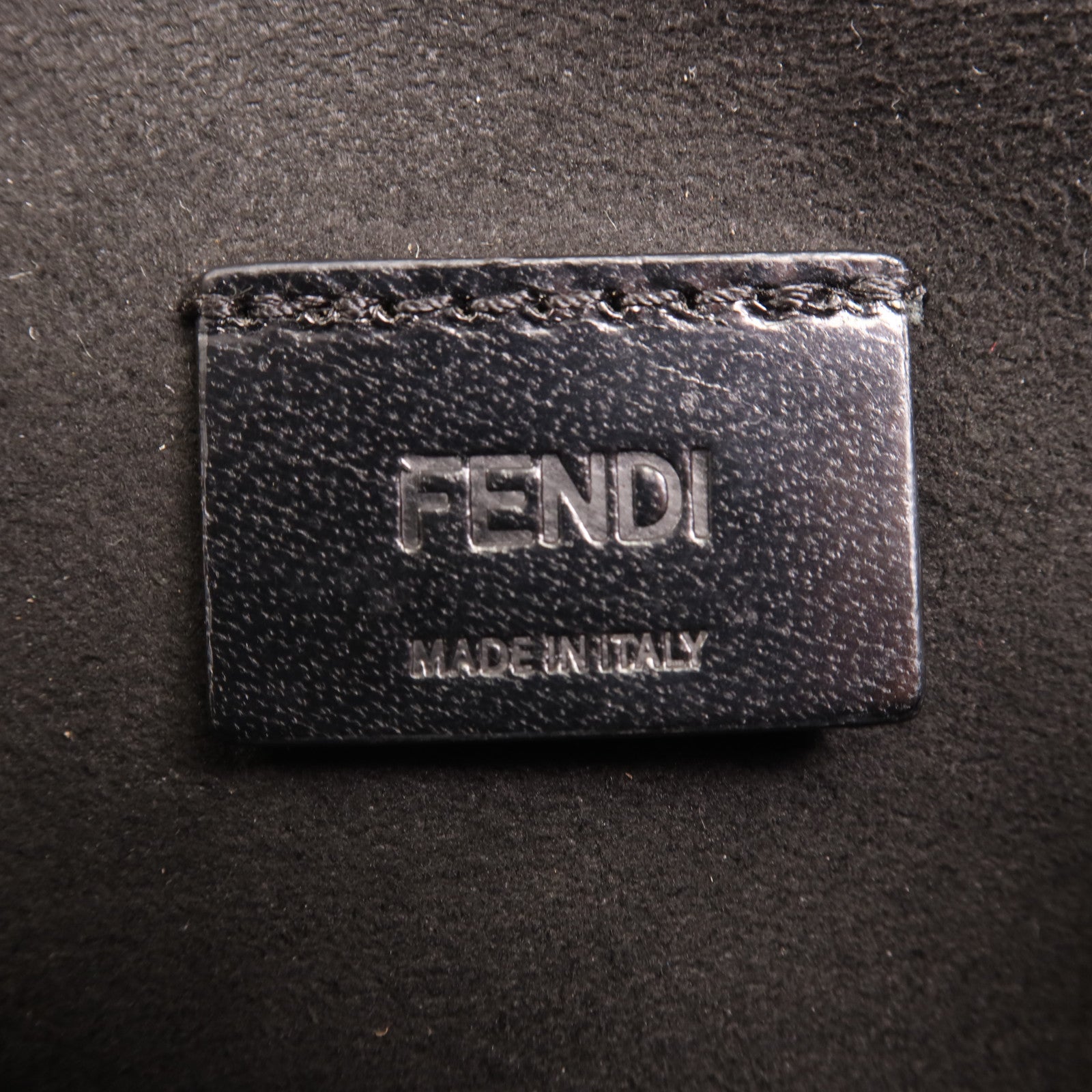 FENDI 漆皮皮革Calligraphy金扣肩背袋