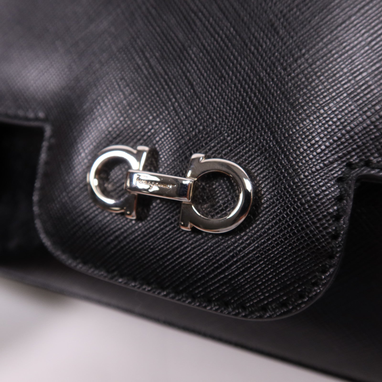 Salvatore Ferragamo 牛皮皮革Chain Shoulder Bag銀扣鏈帶肩背袋