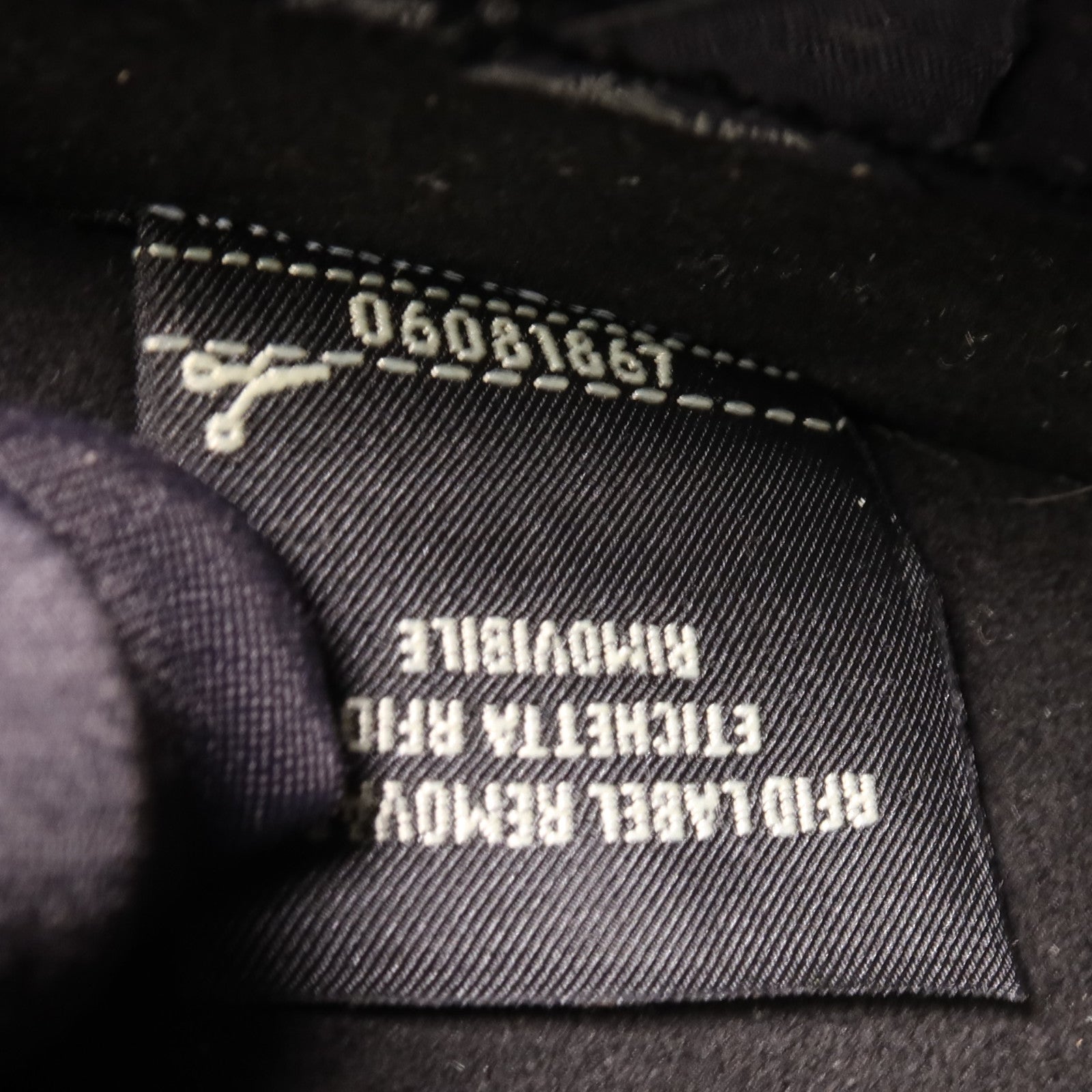 FENDI 漆皮皮革Calligraphy金扣肩背袋