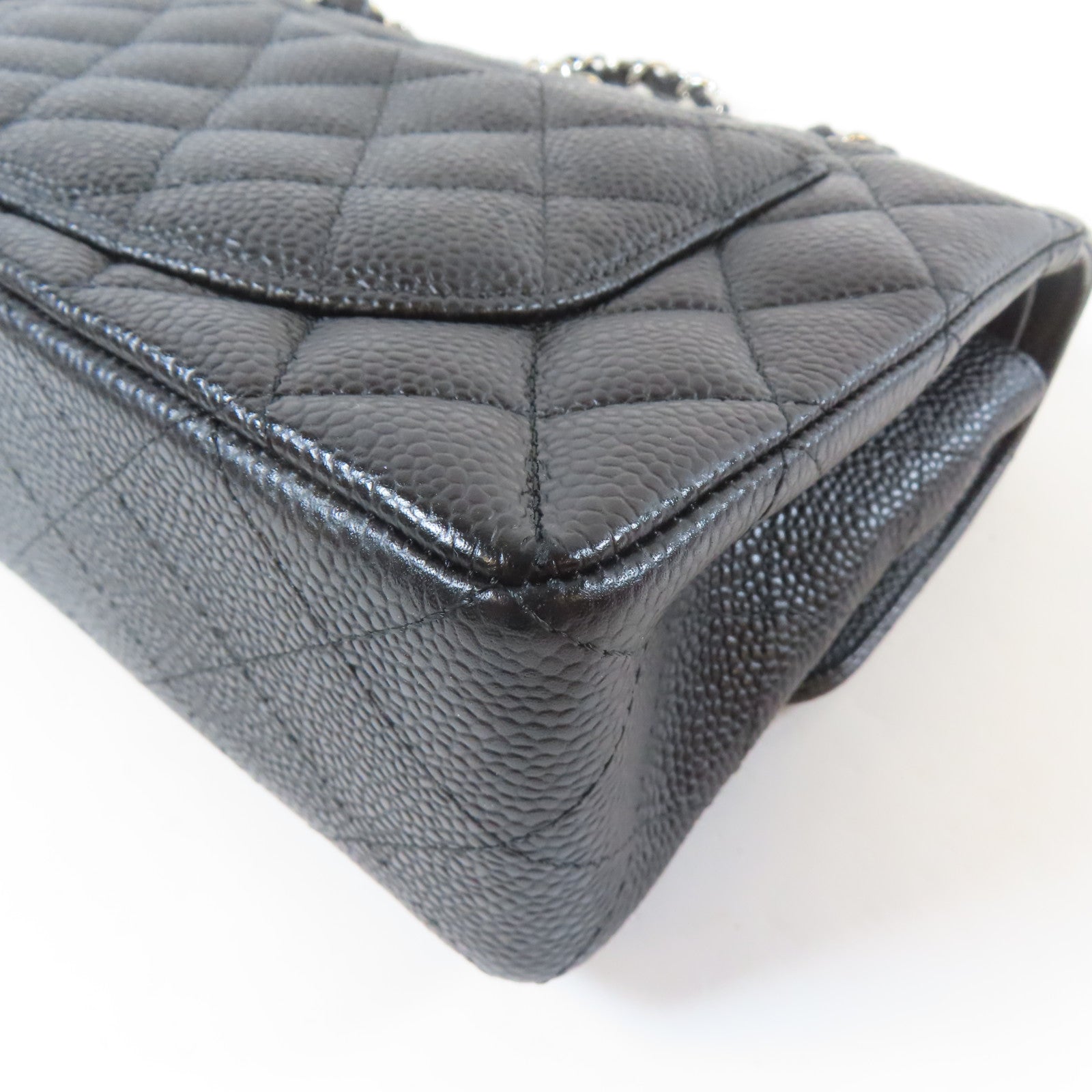 CHANEL 菱格Caviar皮革Classic 23cm銀扣鏈帶肩背袋黑色