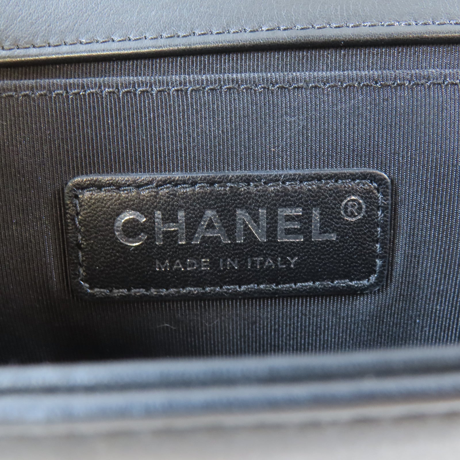 CHANEL 牛皮皮革Boy 25銀扣鏈帶肩背袋黑色/白色