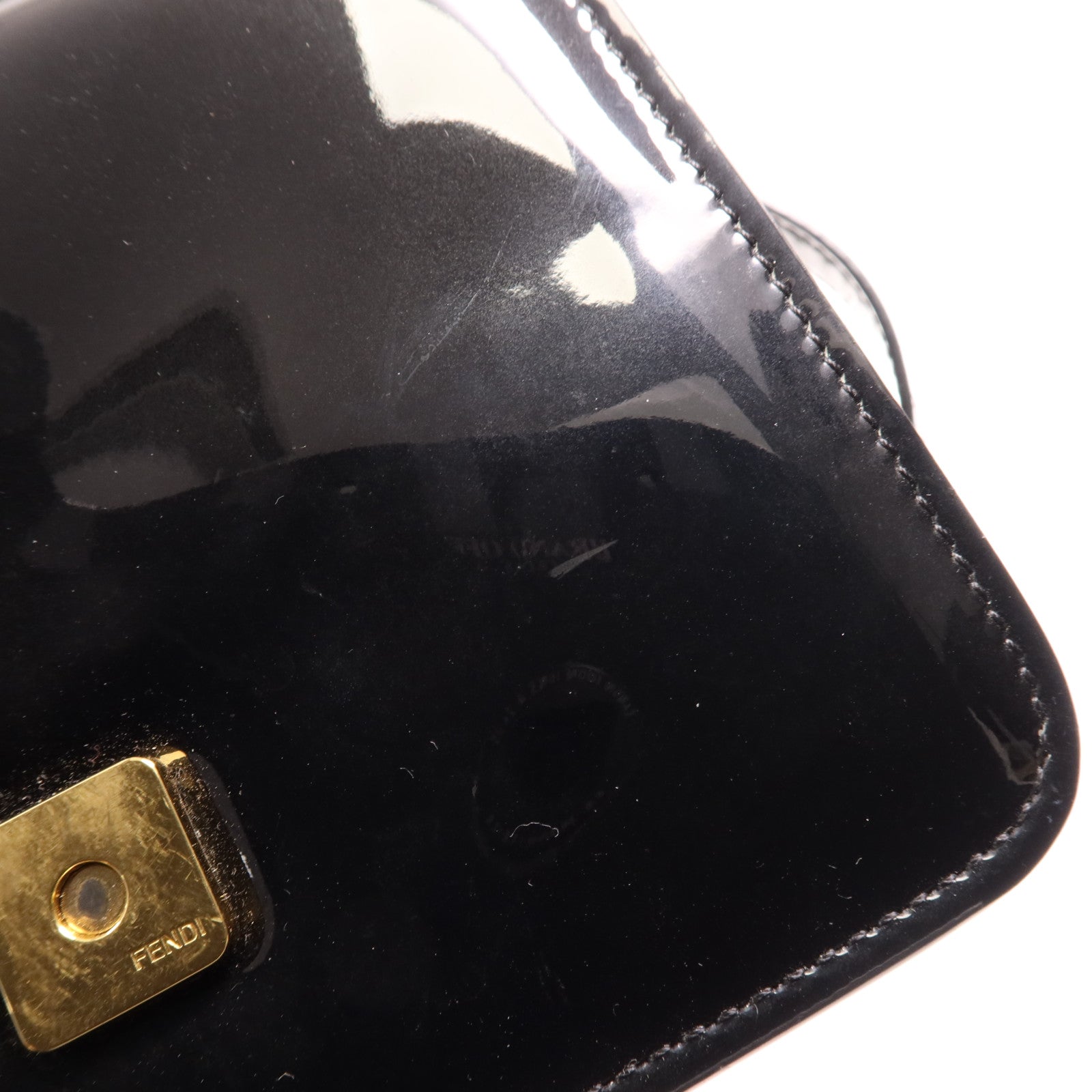 FENDI 漆皮皮革Calligraphy金扣肩背袋