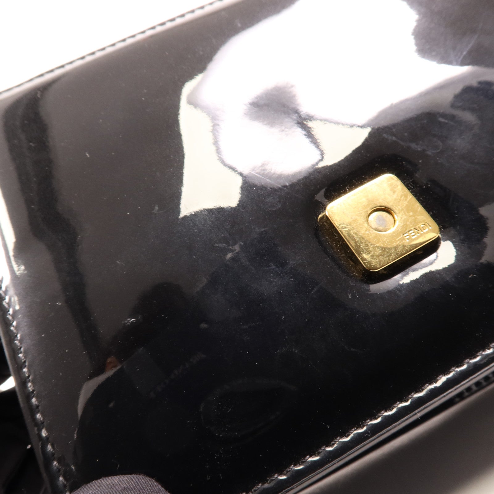 FENDI 漆皮皮革Calligraphy金扣肩背袋