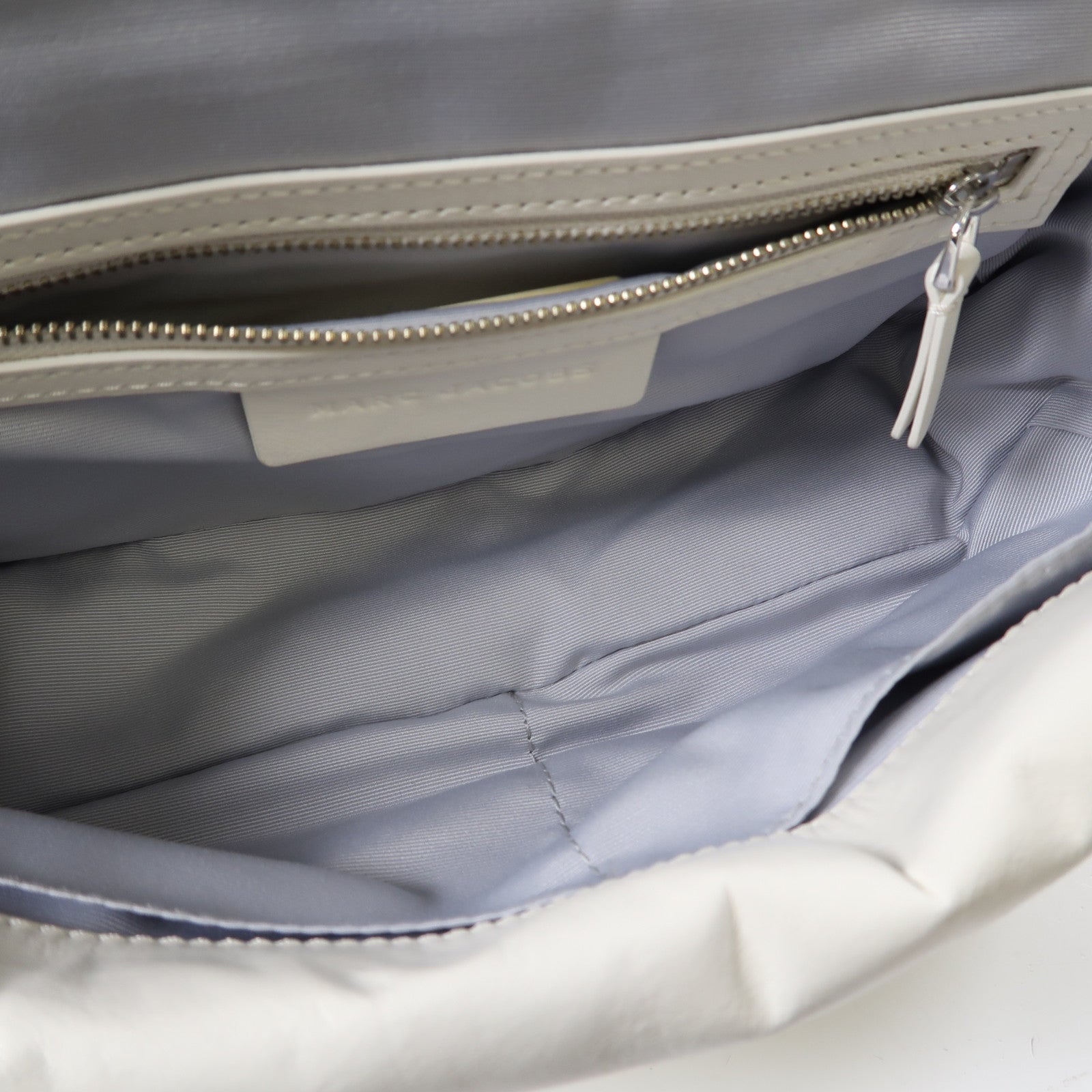 MARC JACOBS 皮革The Barcode Pillow Bag銀扣鏈帶肩背袋白色