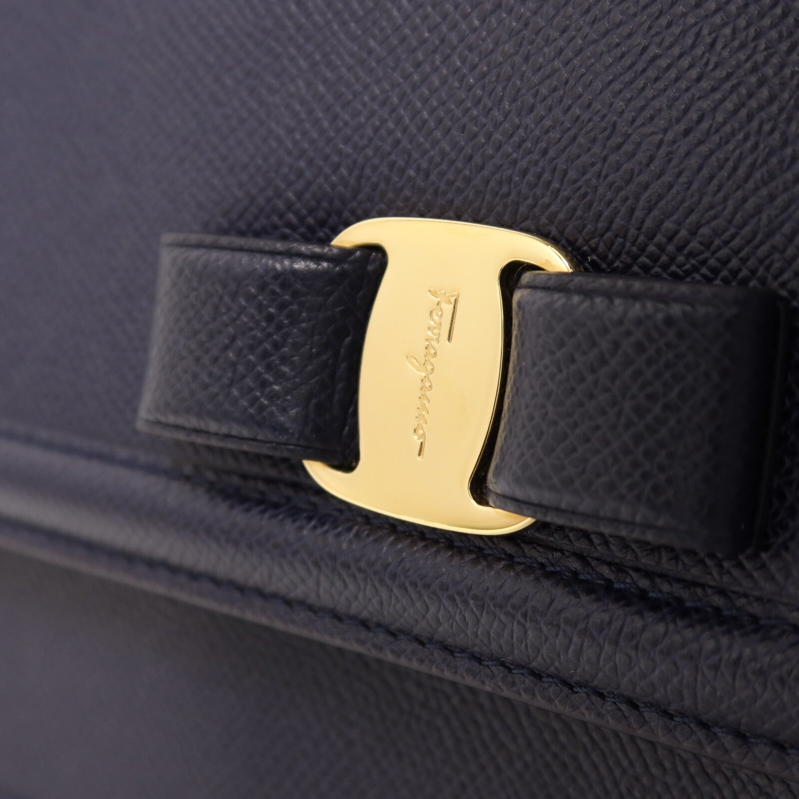 Salvatore Ferragamo 牛皮皮革Vara Bow金扣鏈帶肩背袋