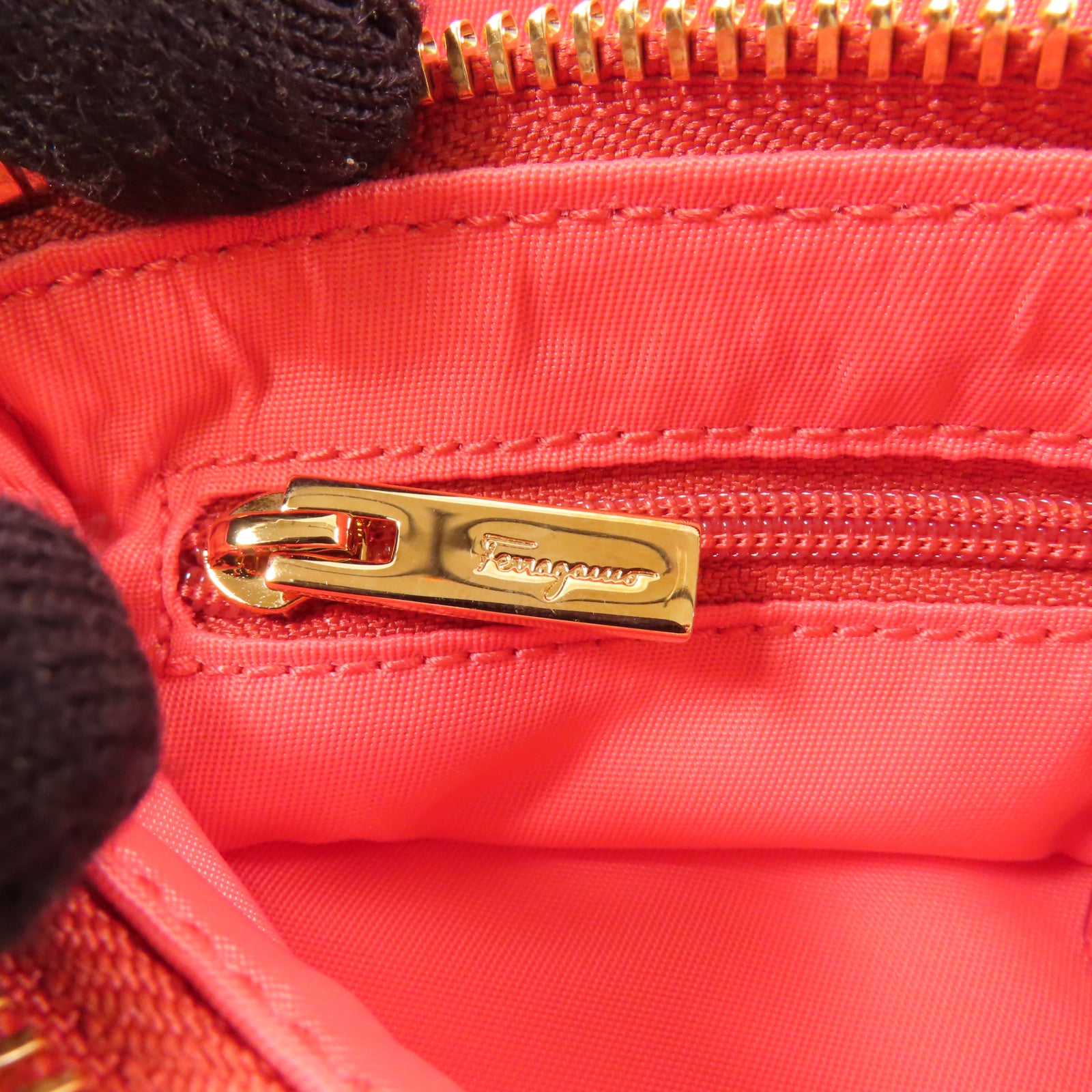 Salvatore Ferragamo 尼龍Pouch金扣化妝袋