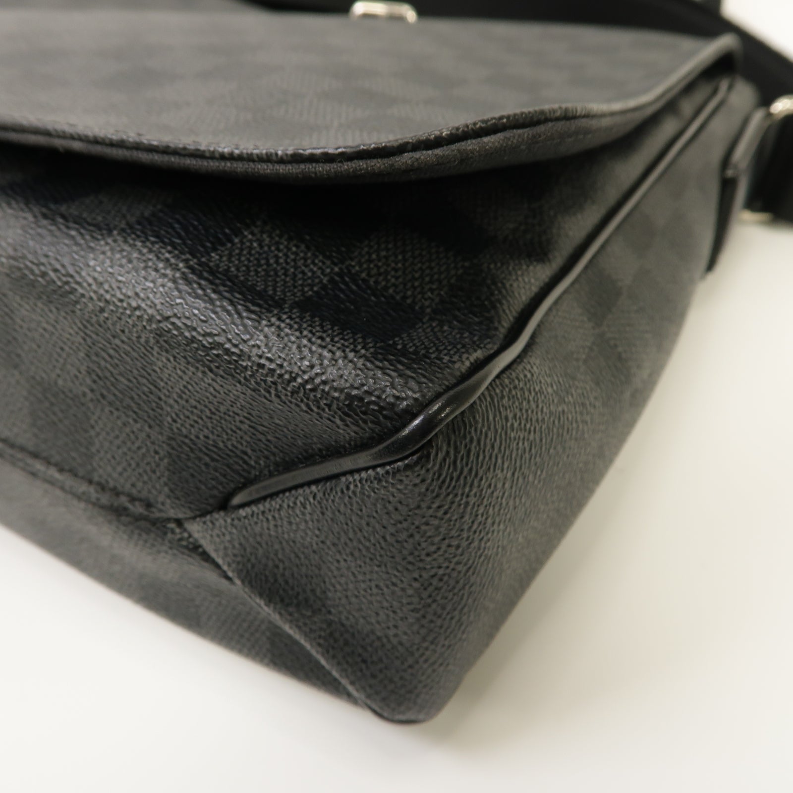 LOUIS VUITTON Damier Graphite District MM銀扣肩背袋黒色