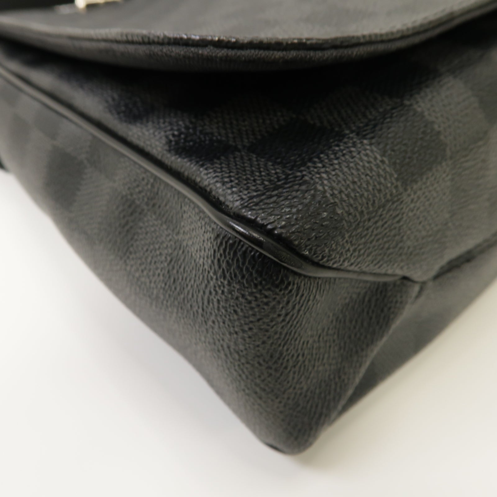 LOUIS VUITTON Damier Graphite District MM銀扣肩背袋黒色