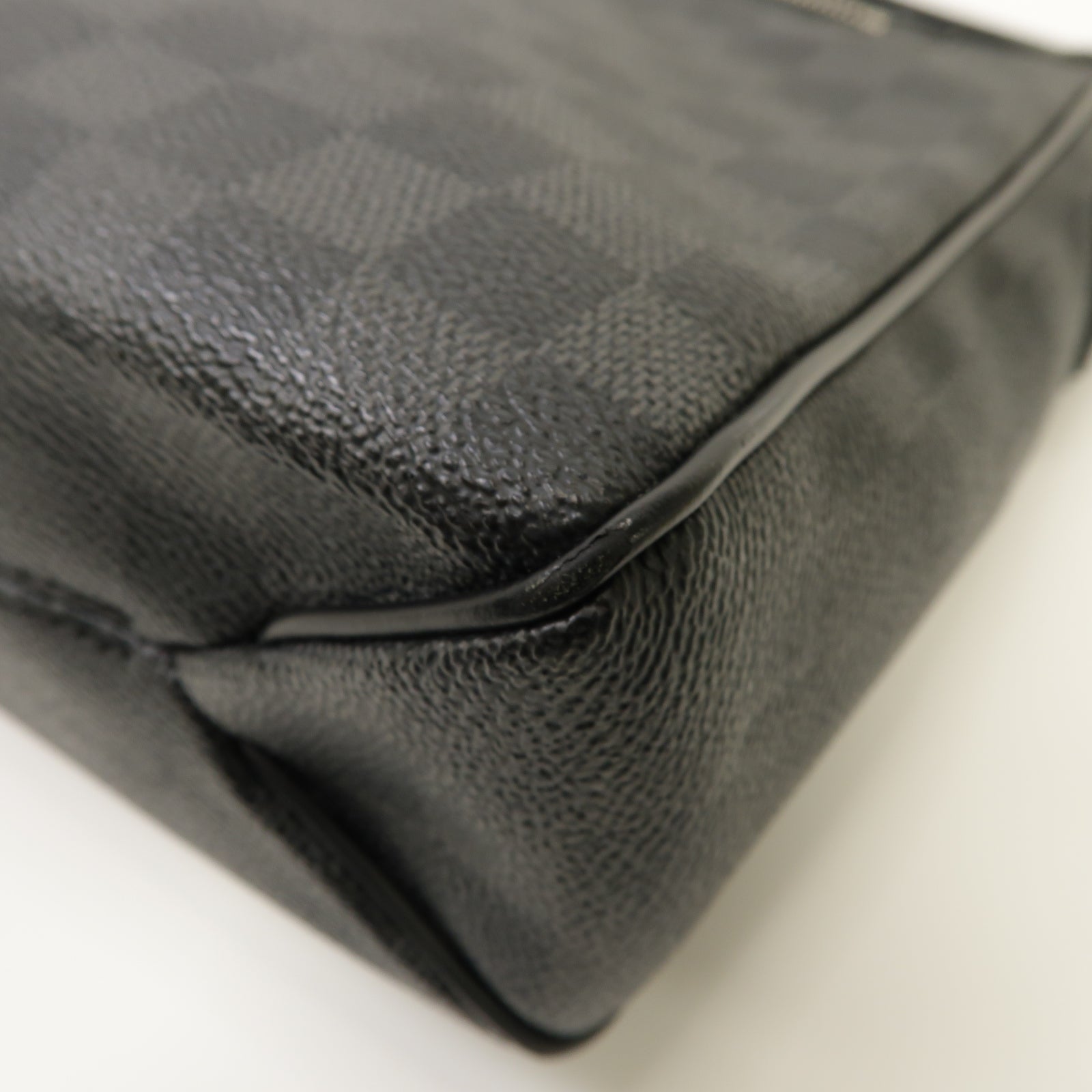 LOUIS VUITTON Damier Graphite District MM銀扣肩背袋黒色