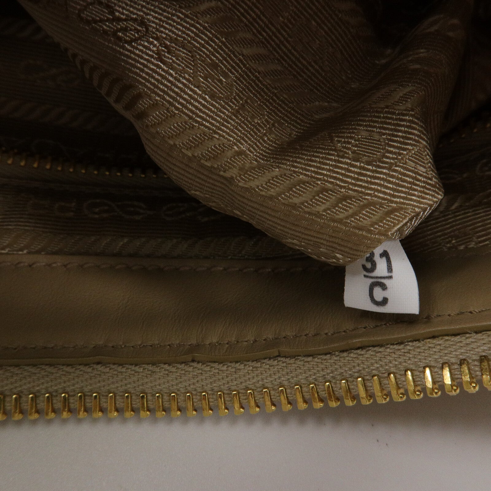 PRADA Re-Nylon/皮革Aimee Padlock Large肩背袋