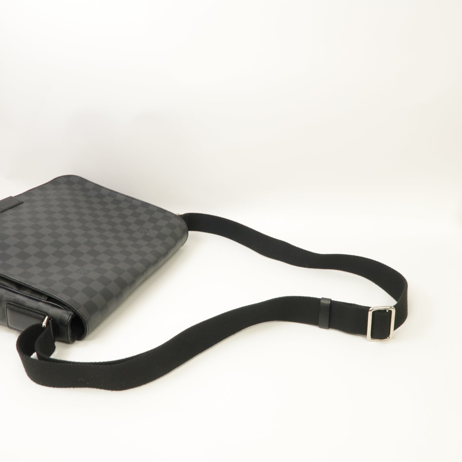 LOUIS VUITTON Damier Graphite District MM銀扣肩背袋黒色