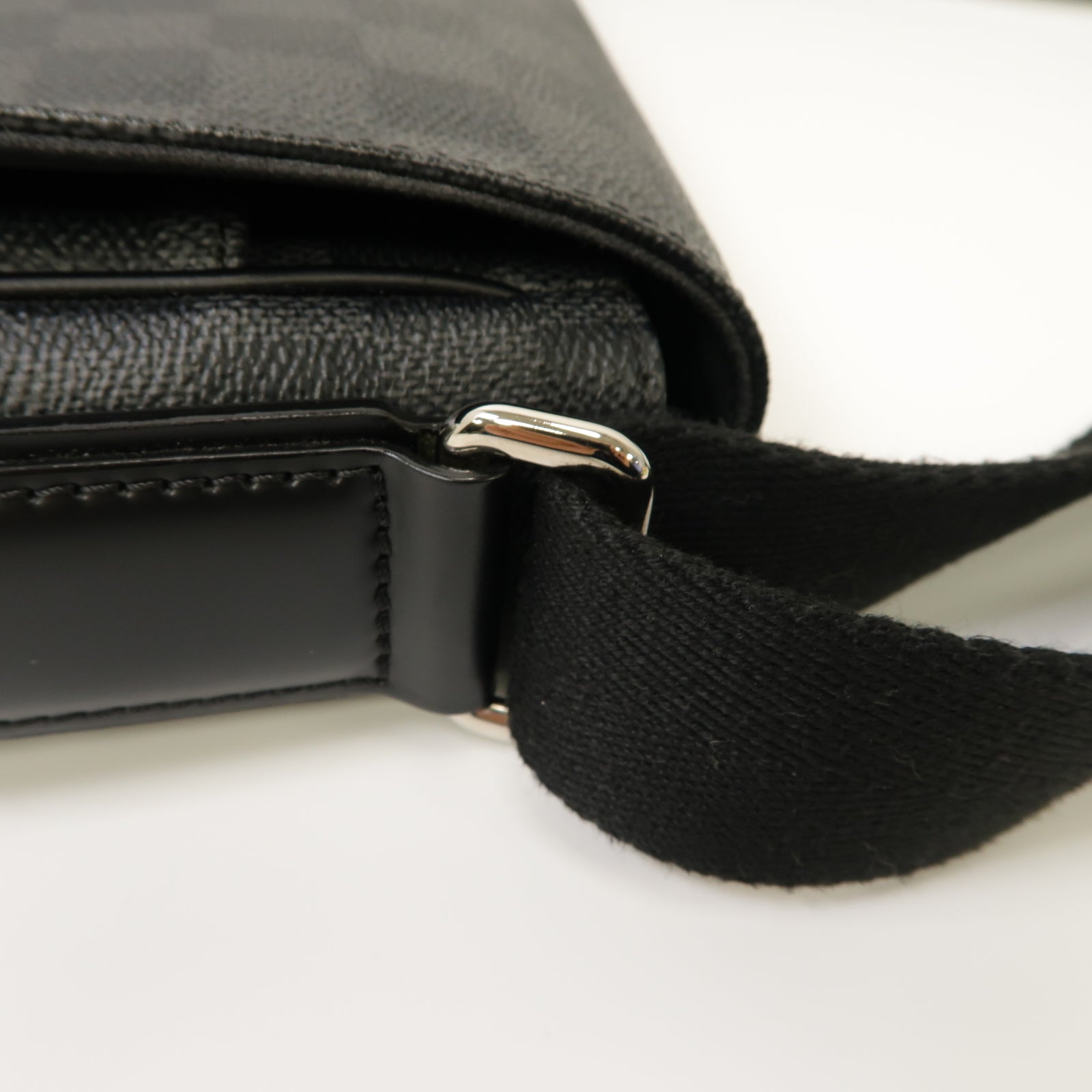 LOUIS VUITTON Damier Graphite District MM銀扣肩背袋黒色