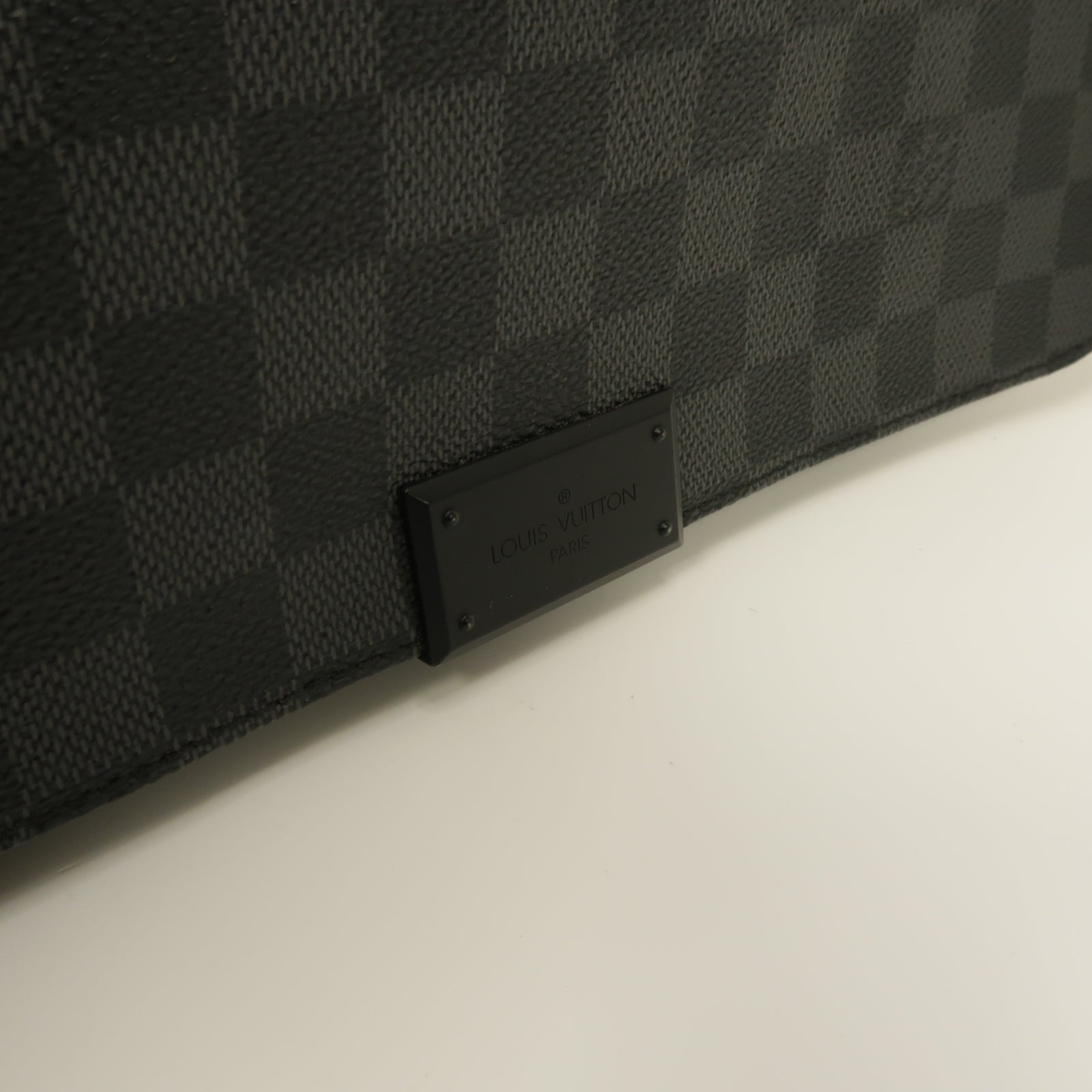 LOUIS VUITTON Damier Graphite District MM銀扣肩背袋黒色