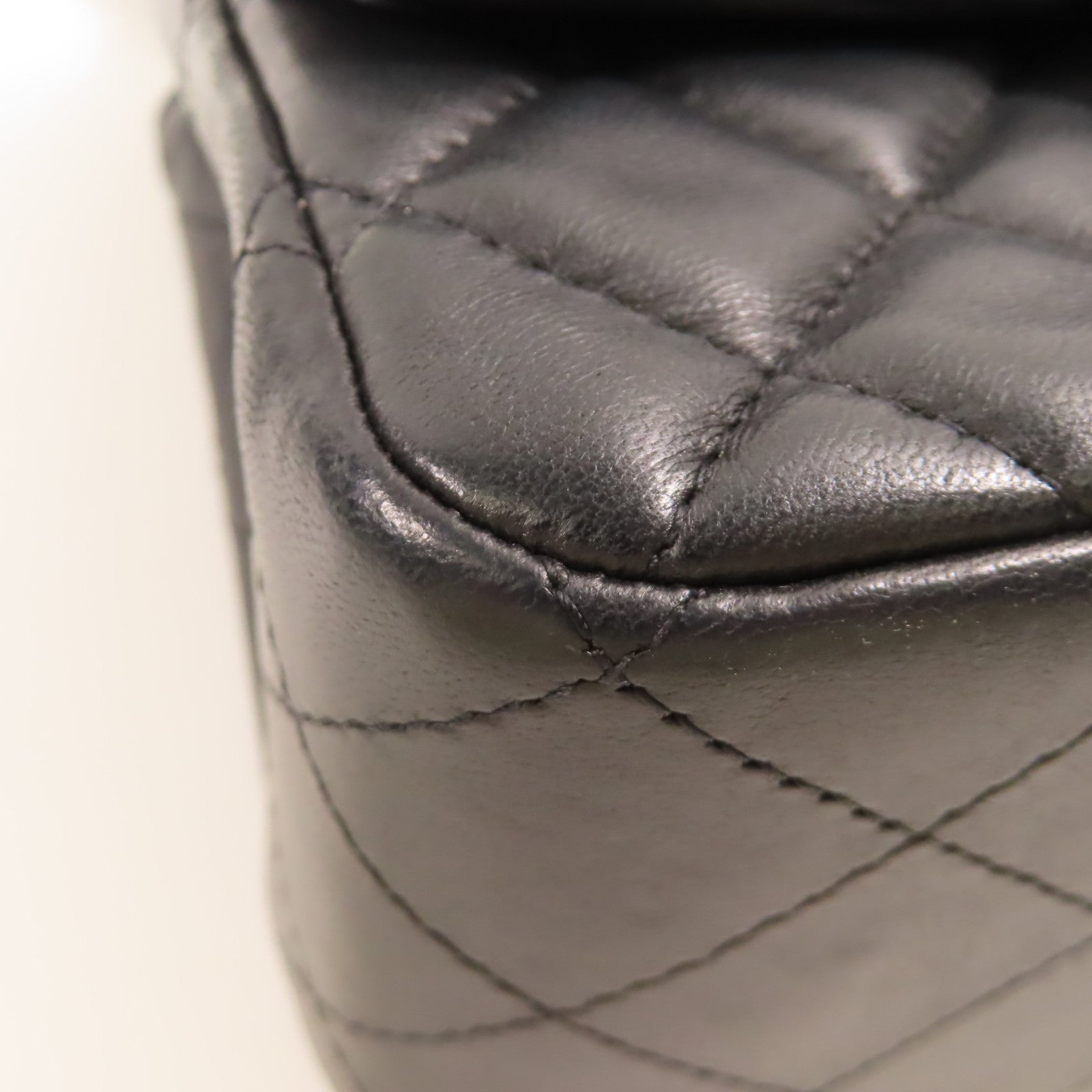 CHANEL 羊皮皮革Mini Classic 17銀扣肩背袋黑色