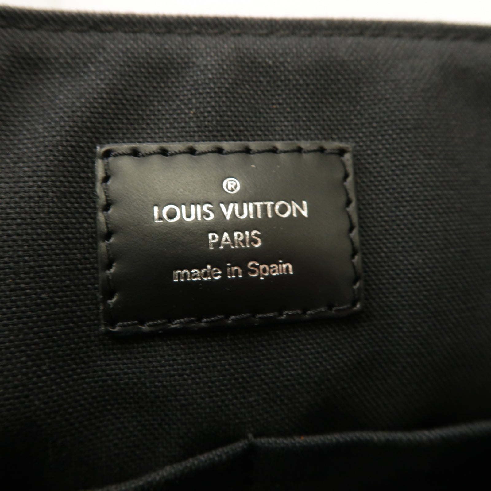 LOUIS VUITTON Damier Graphite District MM銀扣肩背袋黒色