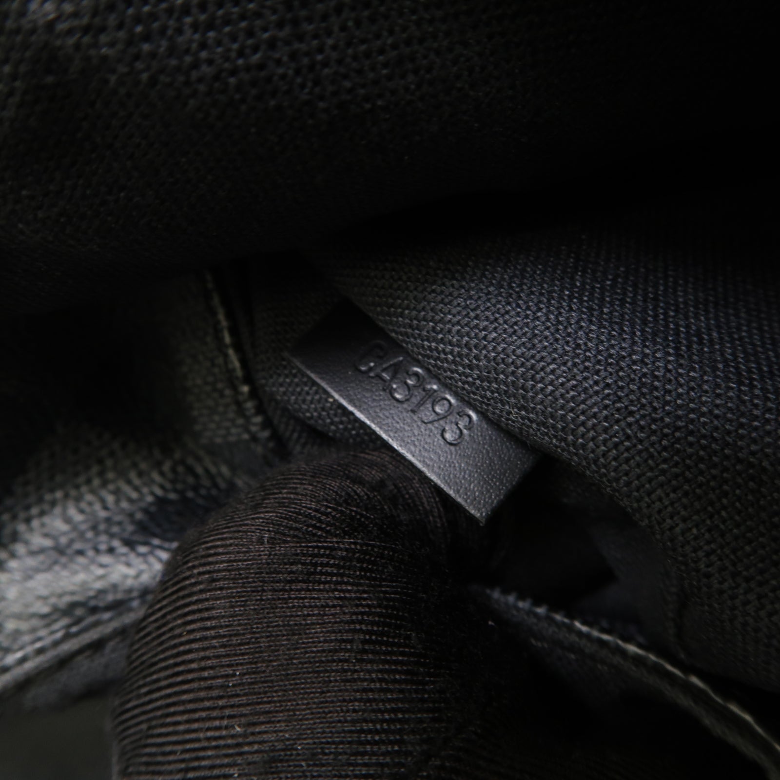 LOUIS VUITTON Damier Graphite District MM銀扣肩背袋黒色