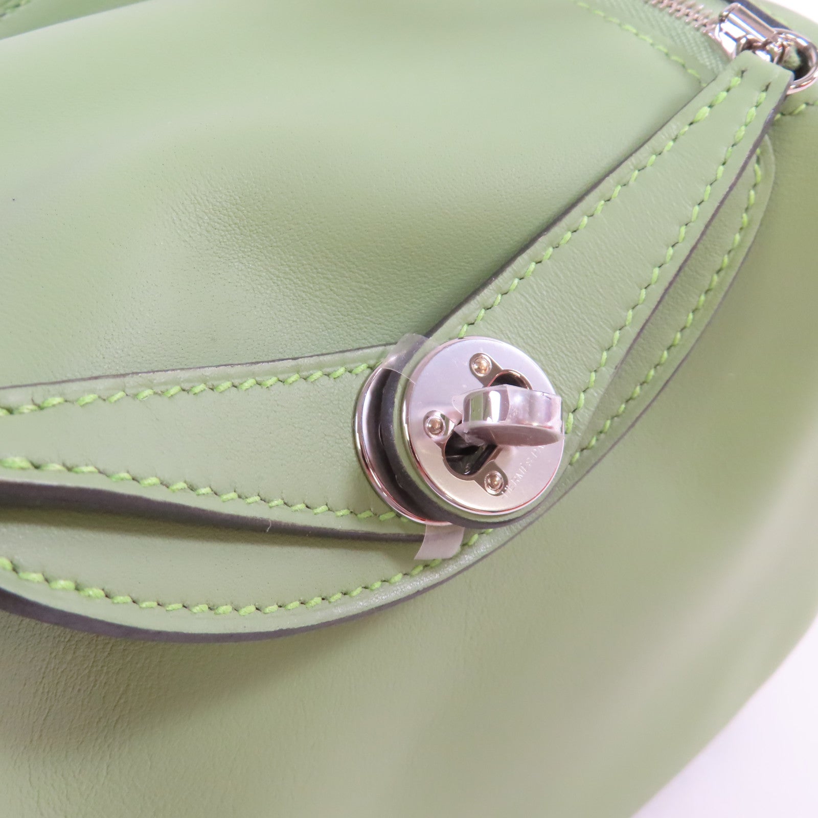 HERMES Swift皮革Mini Lindy Shoulder Bag銀扣肩背袋Vert Criquet牛油果綠色