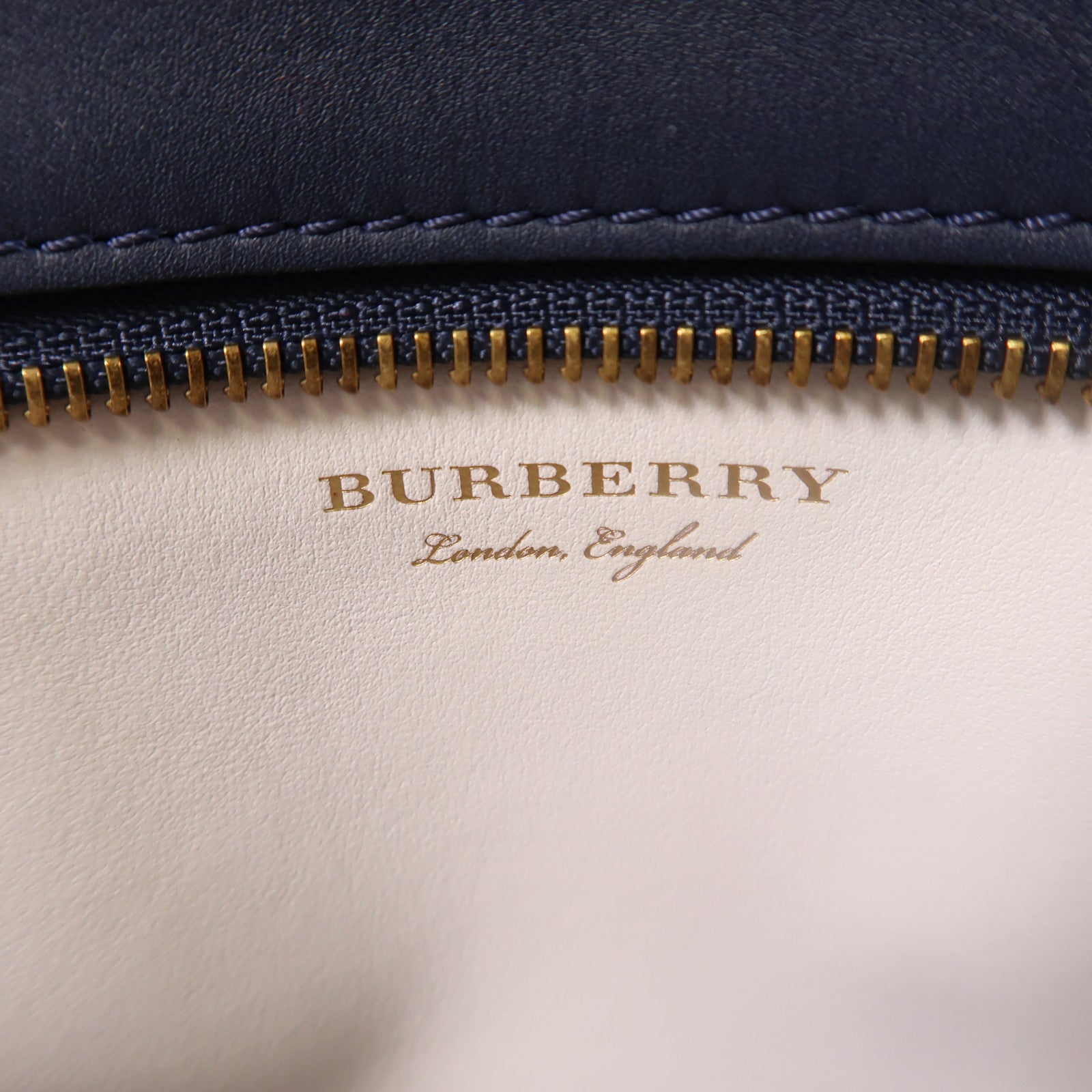 BURBERRY 牛皮皮革Clutch金扣手拿包