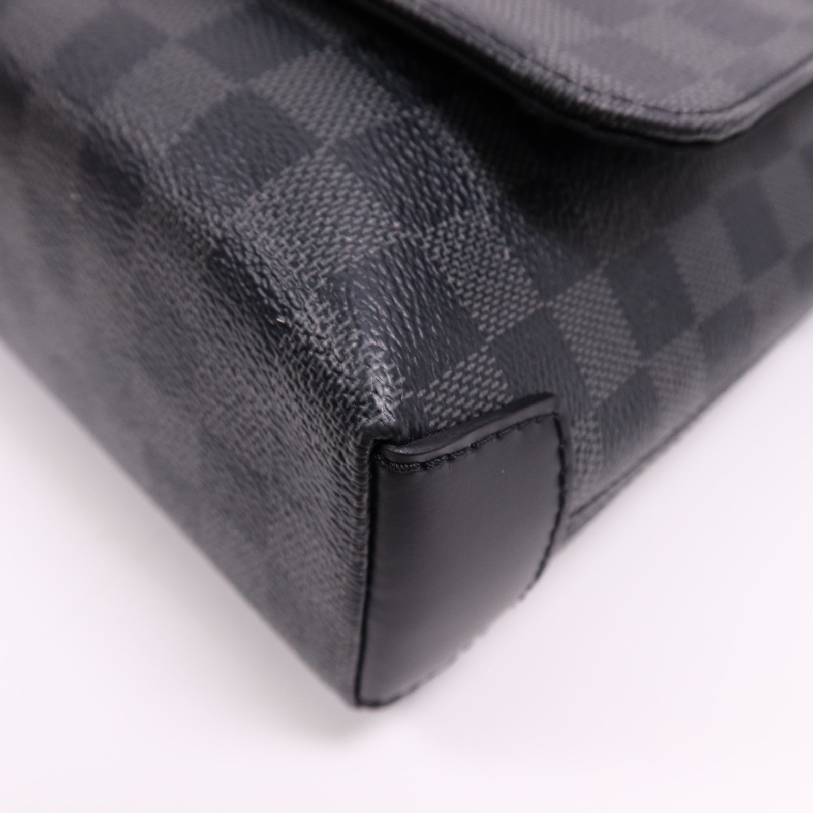 LOUIS VUITTON Damier Graphite District PM銀扣肩背袋
