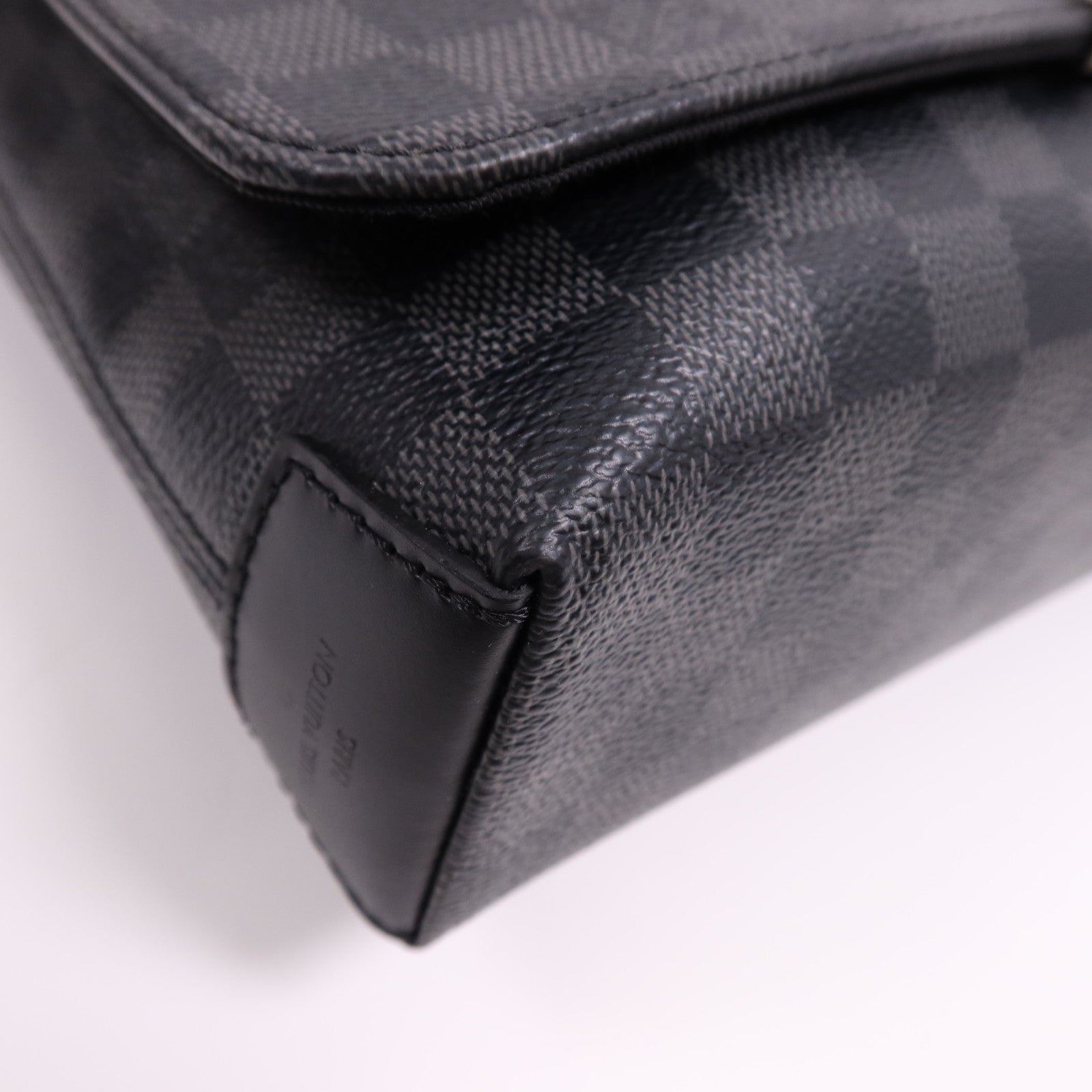 LOUIS VUITTON Damier Graphite District PM銀扣肩背袋