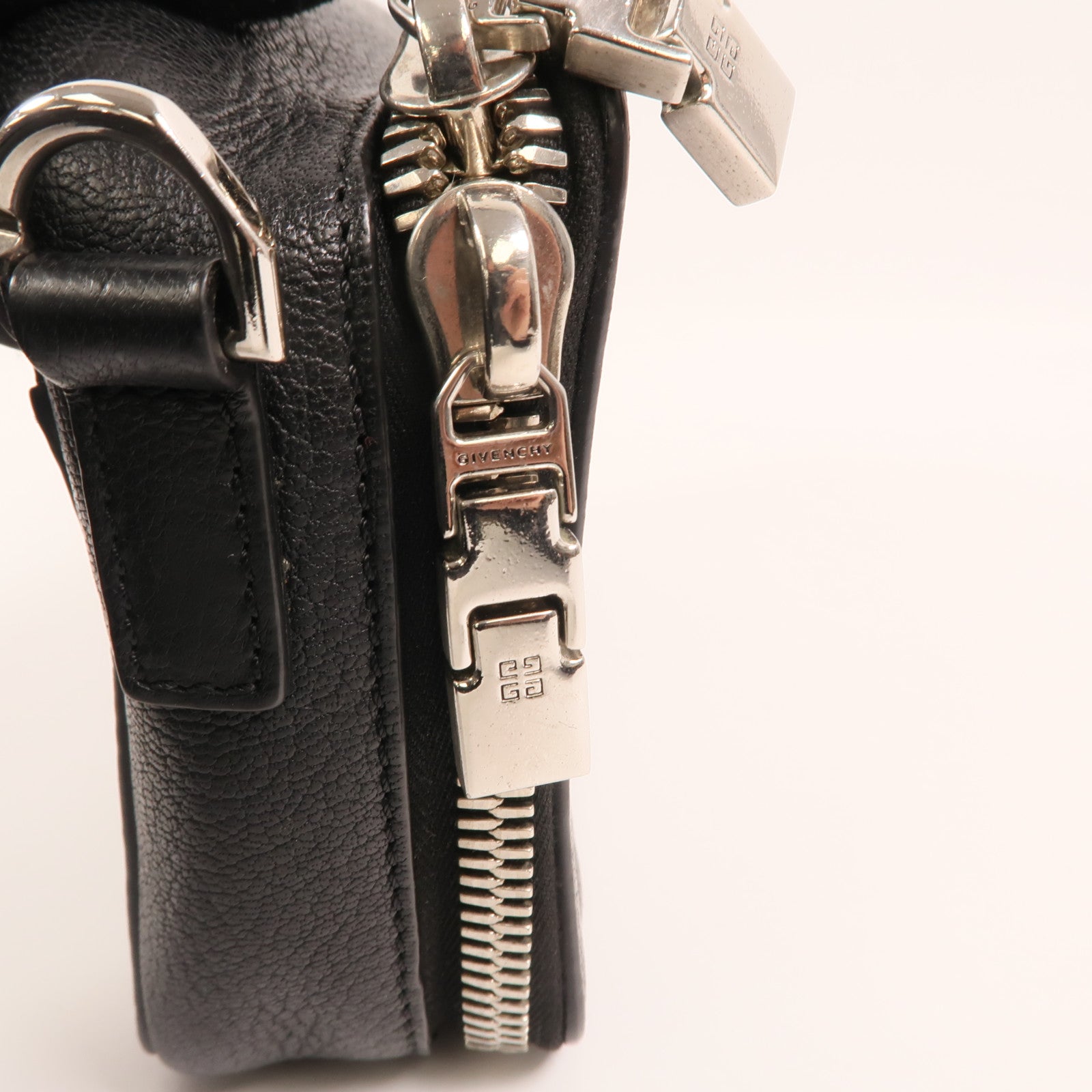 GIVENCHY 牛皮皮革Shoulder Bag銀扣肩背袋