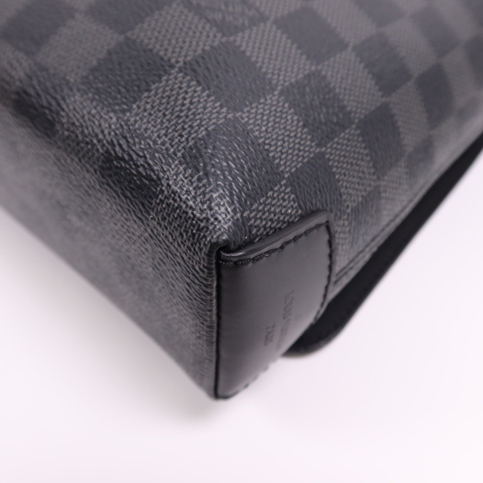 LOUIS VUITTON Damier Graphite District PM銀扣肩背袋