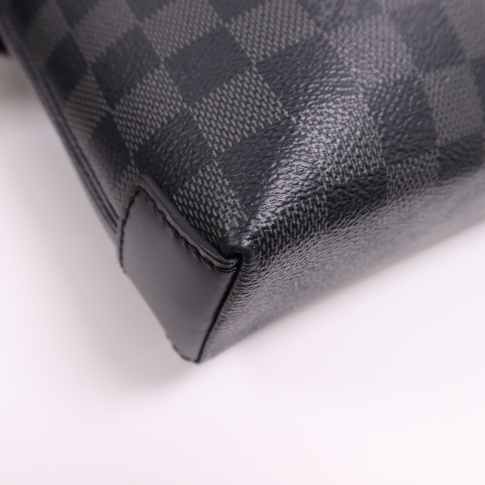 LOUIS VUITTON Damier Graphite District PM銀扣肩背袋