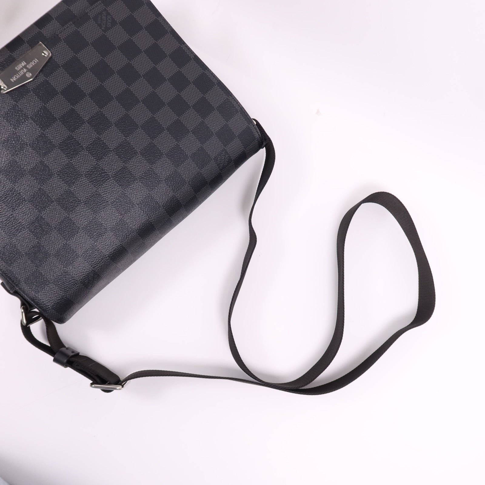 LOUIS VUITTON Damier Graphite District PM銀扣肩背袋