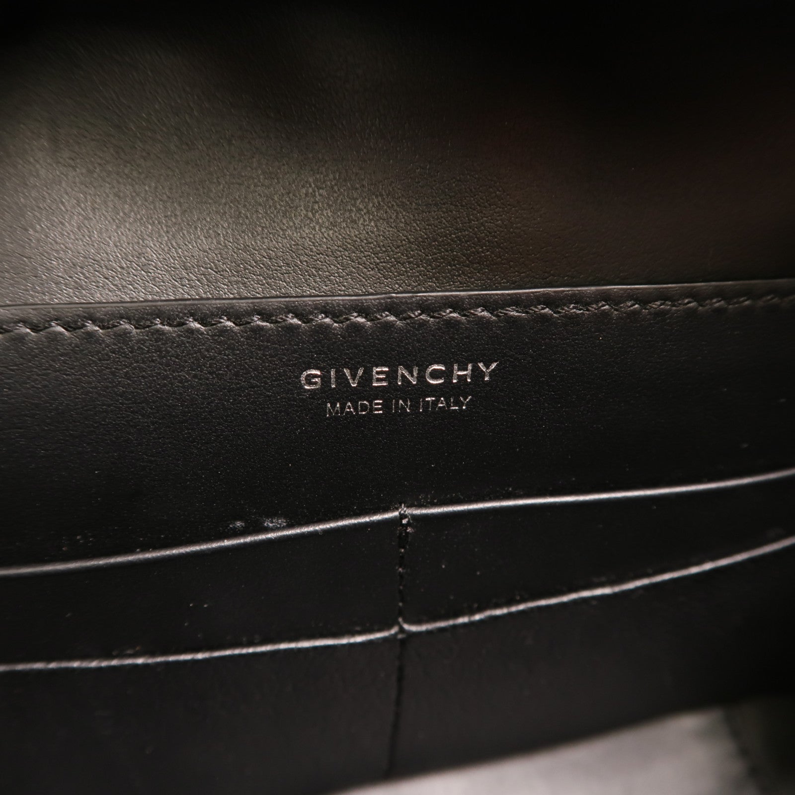 GIVENCHY 牛皮皮革Shoulder Bag銀扣肩背袋