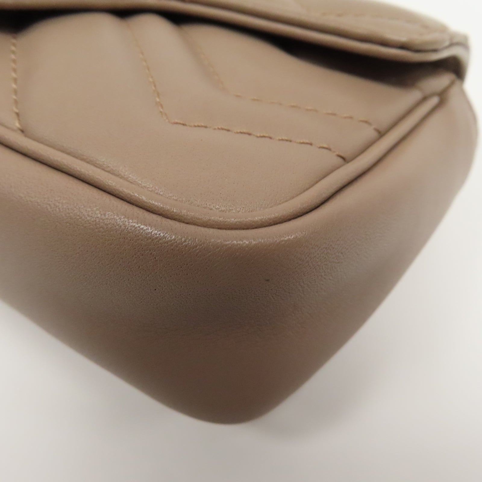 GUCCI 皮革GG Marmont金扣鏈帶肩背袋米色
