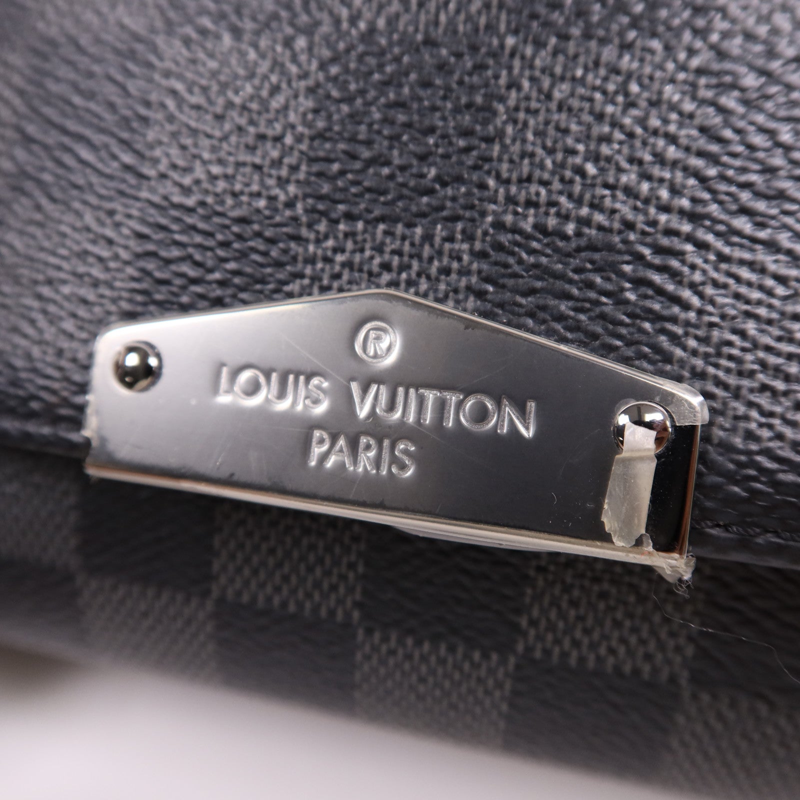 LOUIS VUITTON Damier Graphite District PM銀扣肩背袋