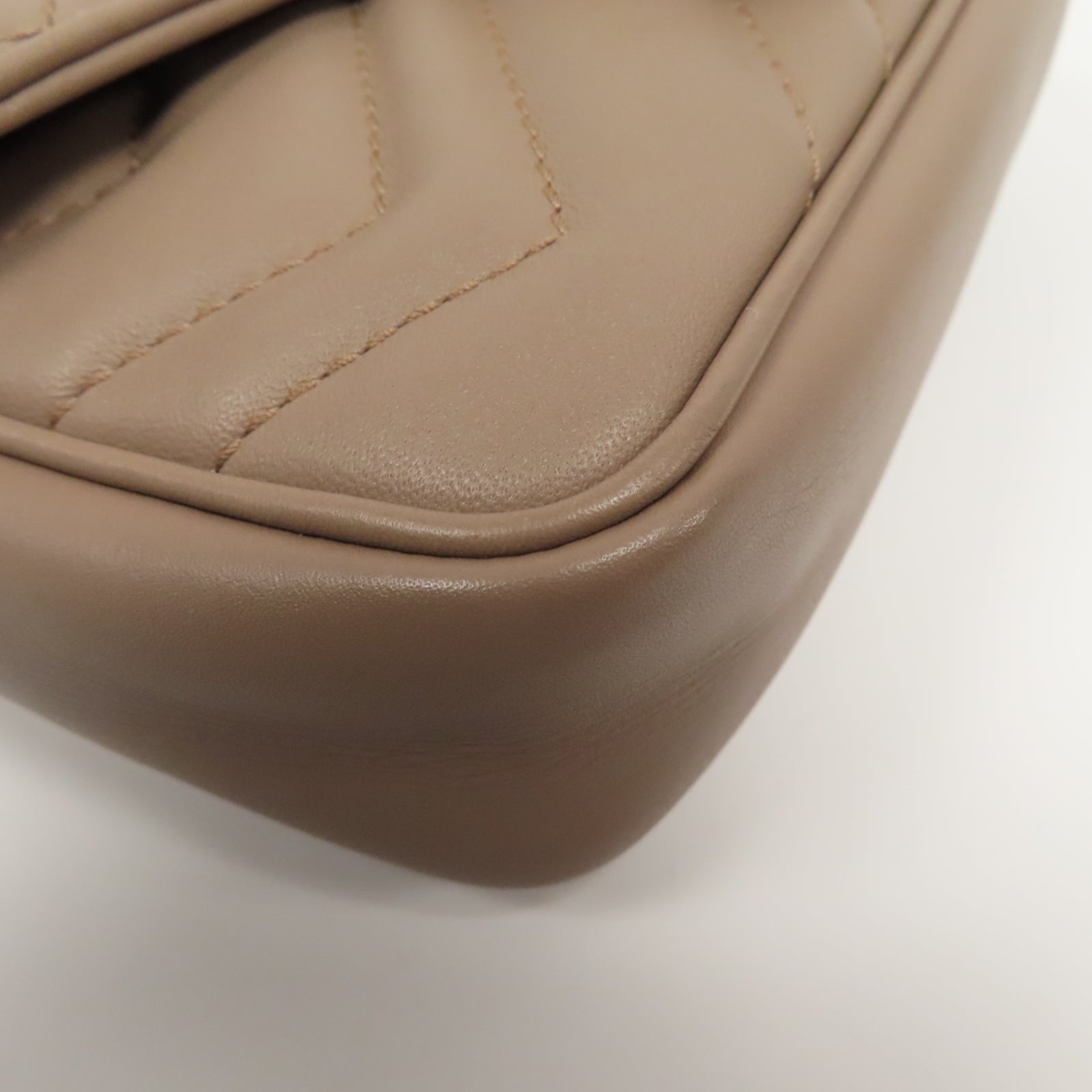 GUCCI 皮革GG Marmont金扣鏈帶肩背袋米色
