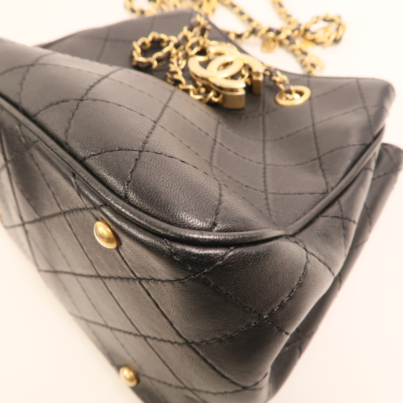 CHANEL 牛皮皮革Drawstring Bucket Bag金扣鏈帶肩背袋