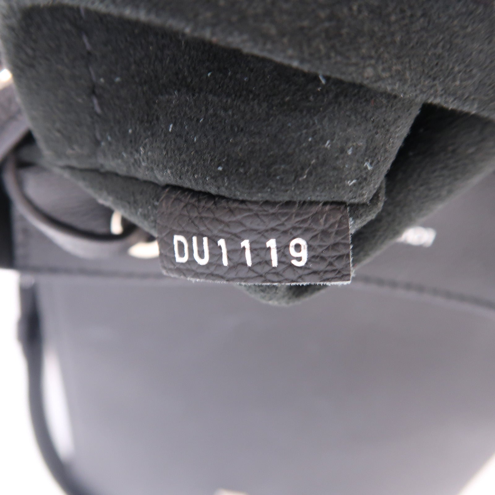 LOUIS VUITTON 【激減優惠】牛皮皮革Lock Me Backpack銀扣背包黑色