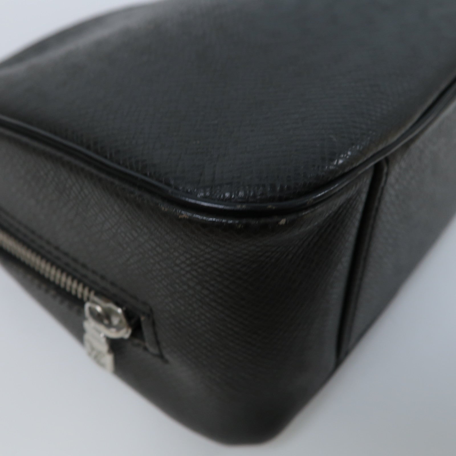 LOUIS VUITTON 【激減優惠】Taiga Trousse Toilette GM銀扣手拿包黑色