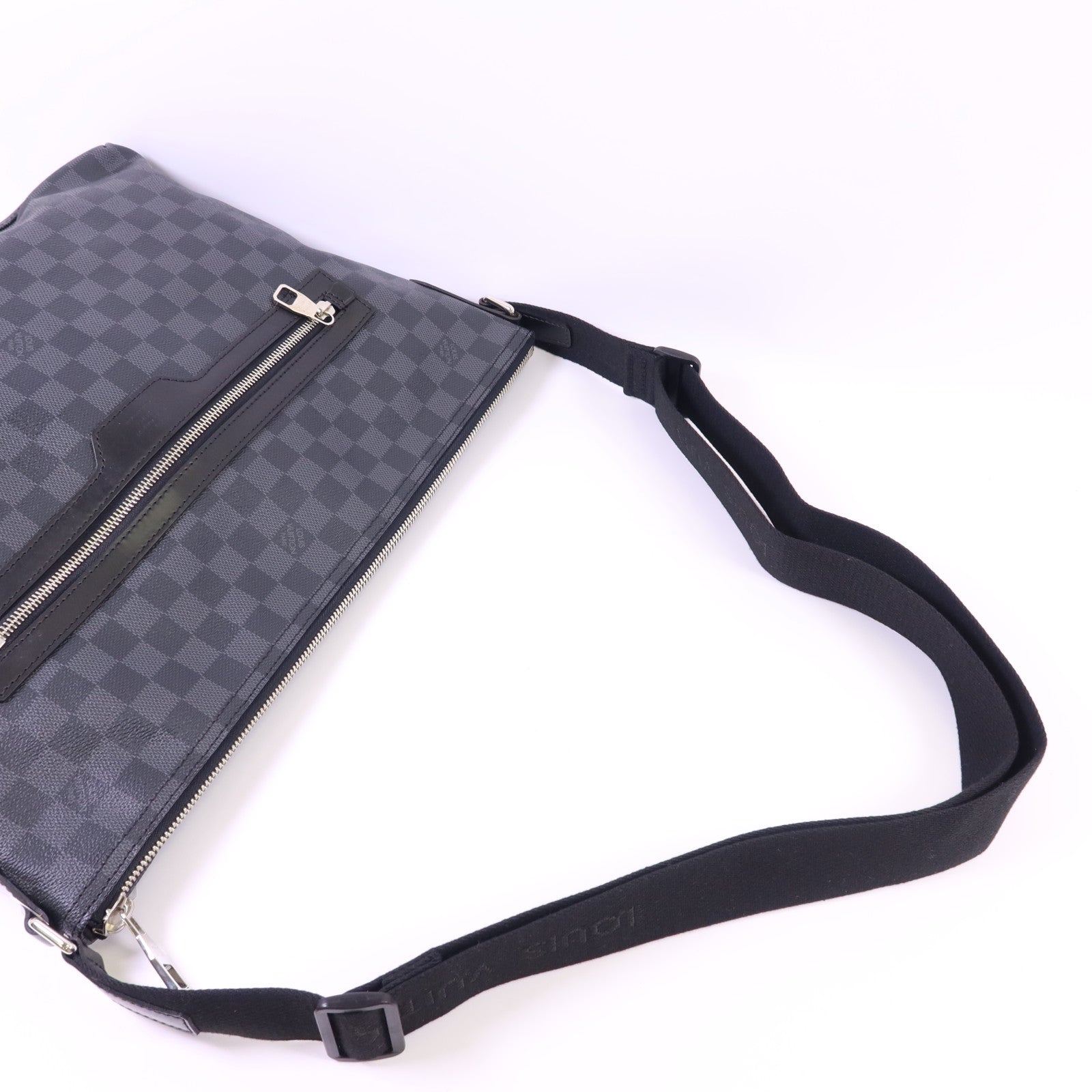 LOUIS VUITTON Damier Graphite Mick MM銀扣肩背袋N41106