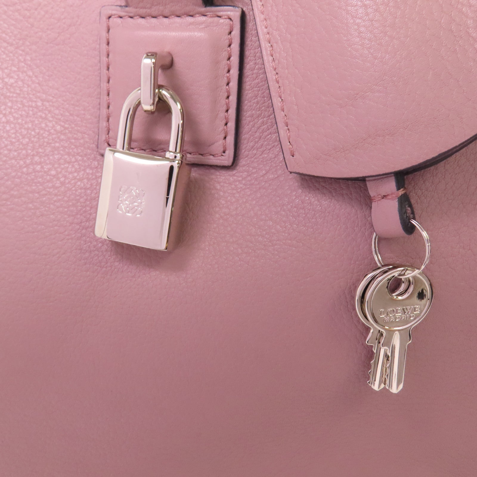 LOEWE 牛皮皮革Amazona 36銀扣肩背袋