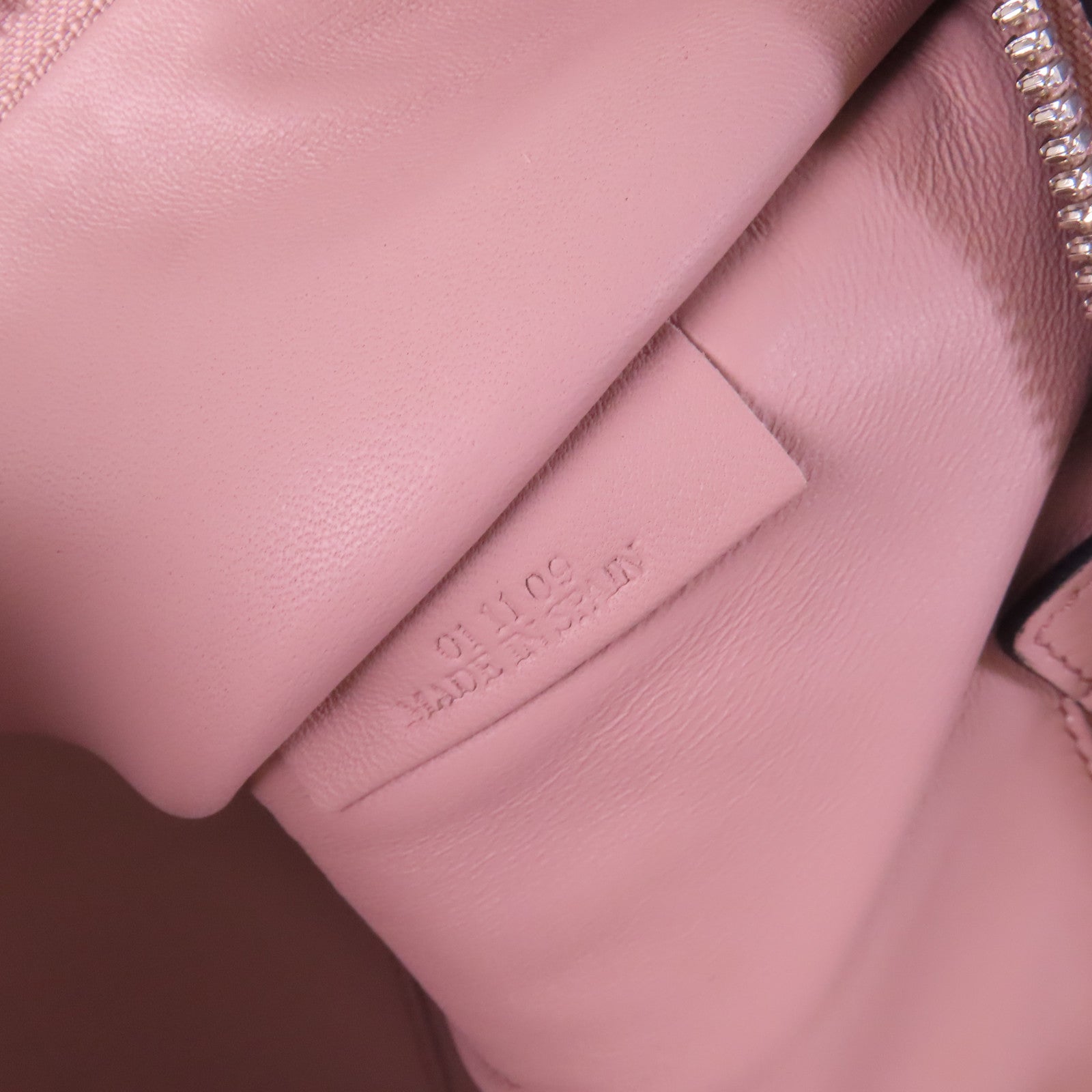 LOEWE 牛皮皮革Amazona 36銀扣肩背袋