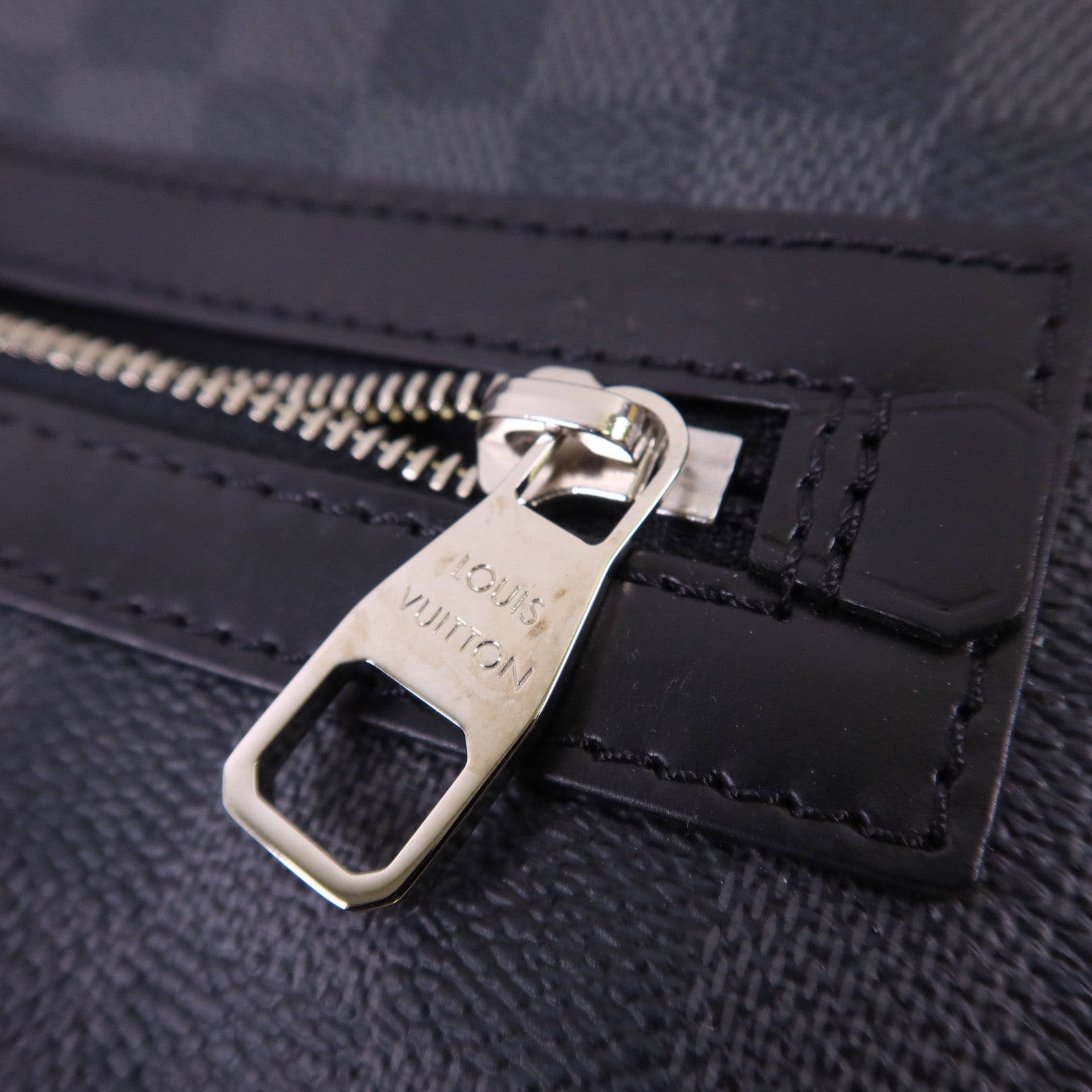 LOUIS VUITTON Damier Graphite Mick MM銀扣肩背袋N41106