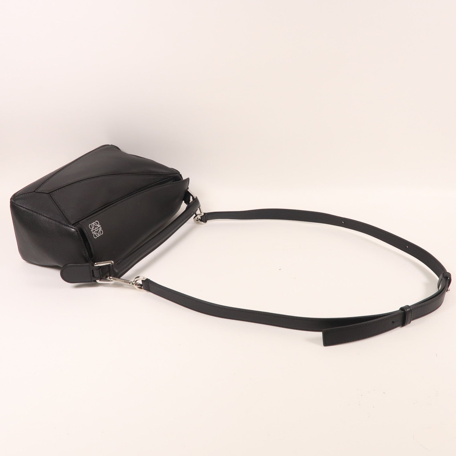 LOEWE 牛皮皮革Small Puzzle銀扣手挽肩背兩用袋黑色